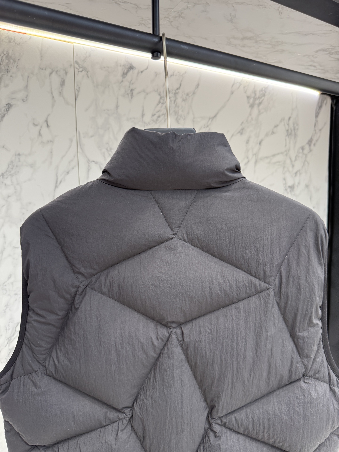 “Moncler Designer’s Fashion Clothes 2025: Detailed and Sophisticated Design Changes for Men” - 图片 8