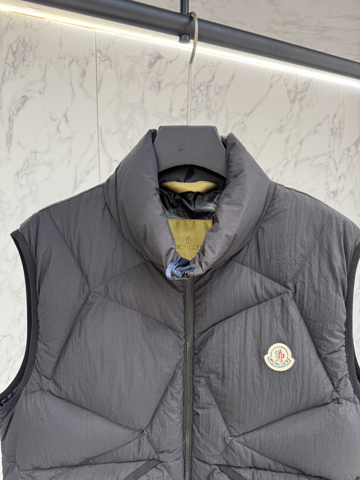 “Moncler Designer’s Fashion Clothes 2025: Detailed and Sophisticated Design Changes for Men” - 图片 3