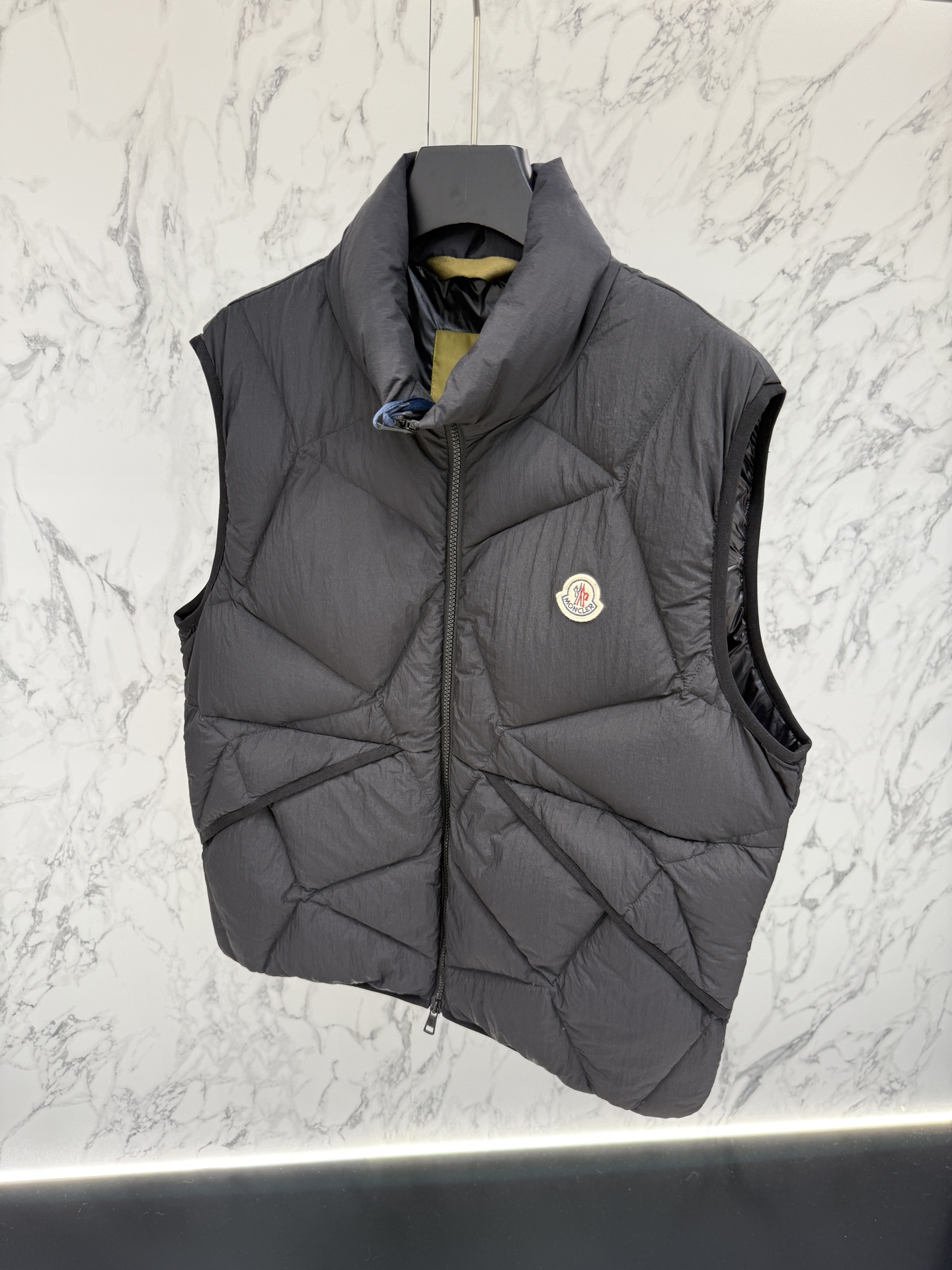 “Moncler Designer’s Fashion Clothes 2025: Detailed and Sophisticated Design Changes for Men” - 图片 5