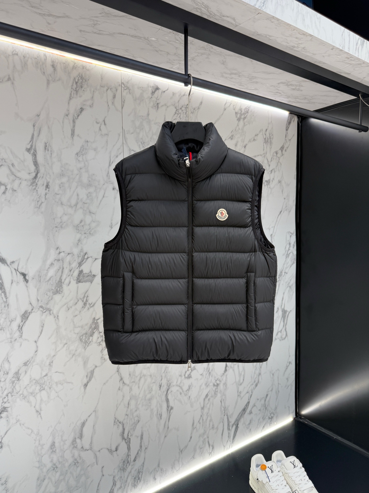 NO:538968,New product Moncler down jacket 2025 latest fashion designer down jacket. Details show the design changes of high-end structural tailoring to show the diverse image changes of men, slim and neat, tailoring, meet the popular multi-layered outfits nowadays, versatile styles of life R8133 digits 12345,,jackets & coats,down jacket,alexander wang19860909新品 Moncler 羽绒服2025最新款时尚设计师款羽绒外套.处处细节显工艺足够的高级结构性剪裁的设计改变来展现男士多样的形象变化,修身利落、剪裁合体,满足时下正流行的多层次穿搭,生活百搭款式 R8133 码数12345,,jackets & coats,down jacket,alexander wang,Men's clothing