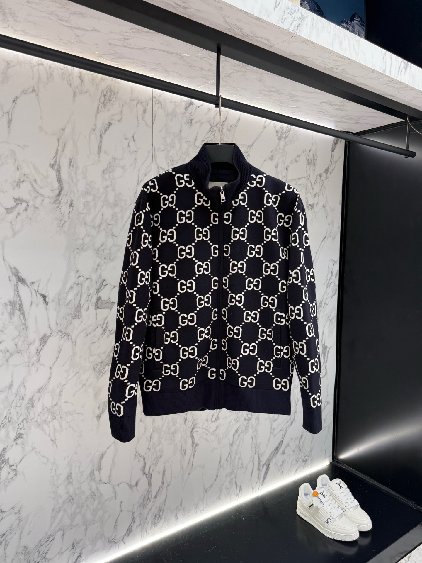 NO:564252,New product GUCCl is the latest fashionable designer jacket for autumn. Every detail shows craftsmanship and the design changes are enough advanced structural tailoring to show men's diverse image changes. It is slim and neat, and tailored to meet the current popular multi-layered outfits and versatile styles for life!  T7631 code number 48-56,,gucci,jackets & coats,jackets & coats,alexander wang19860909新品 GUCCl 秋款最新款时尚设计师款夹克外套.处处细节显工艺足够的高级结构性剪裁的设计改变来展现男士多样的形象变化,修身利落、剪裁合体,满足时下正流行的多层次穿搭,生活百搭款式！T7631 码数48-56,,gucci,jackets & coats,jackets & coats,alexander wang,Men's clothing