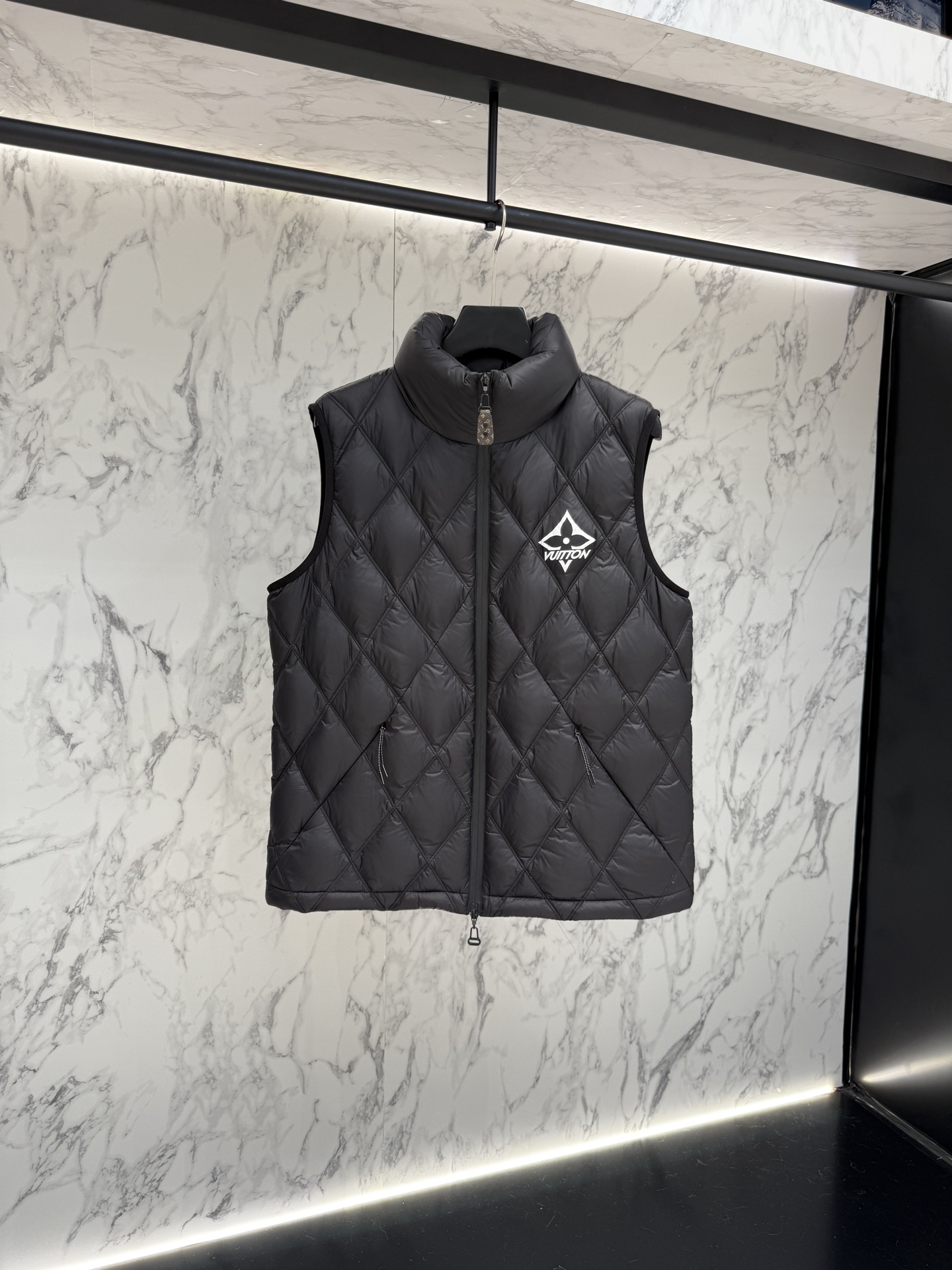 NO:527988,The price of L V top version down jacket 2025 latest fashion designer down jacket. The details show the craftsmanship and the design changes of high-end structural tailoring are everywhere to show the diverse image changes of men, slim and neat, tailoring, and meet the popular multi-layered outfits nowadays, and the versatile style of life. Number of 48-56,, jackets & coats, down jacket, alexander wang19860909放货价 L V 顶级版本羽绒服2025最新款时尚设计师款羽绒外套.处处细节显工艺足够的高级结构性剪裁的设计改变来展现男士多样的形象变化,修身利落、剪裁合体,满足时下正流行的多层次穿搭,生活百搭款式 码数48-56,,jackets & coats,down jacket,alexander wang,Men's clothing