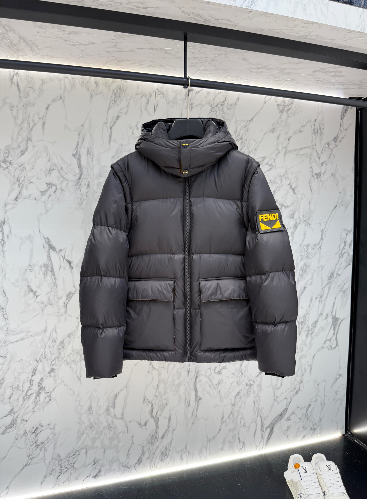 NO:520622,New product FENDI 2025 latest fashion designer jacket. Details show the design changes of high-end structural tailoring to show the diverse image changes of men, slim and neat, tailoring, meet the popular multi-layered outfits and versatile styles of life!  Count 48-56, fendi, jackets & coats, jackets & coats, alexander wang19860909新品 FENDI款2025最新款时尚设计师款夹克外套.处处细节显工艺足够的高级结构性剪裁的设计改变来展现男士多样的形象变化,修身利落、剪裁合体,满足时下正流行的多层次穿搭,生活百搭款式！ 码数48-56,,fendi,jackets & coats,jackets & coats,alexander wang,Men's clothing