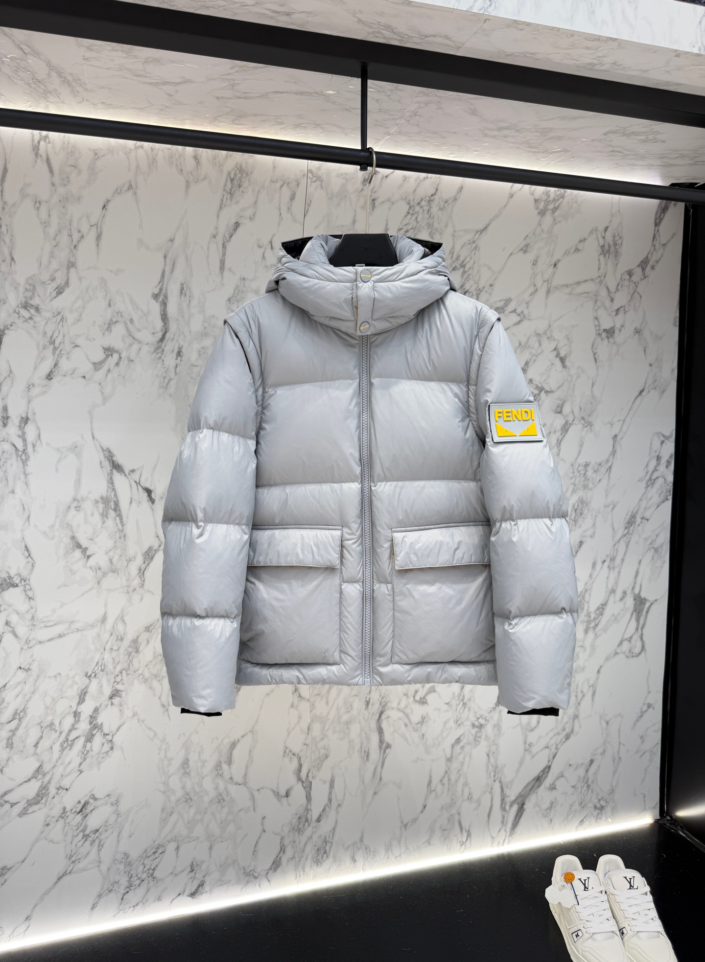NO:520621,New product FENDI 2025 latest fashion designer jacket. Details show the design changes of high-end structural tailoring to show the diverse image changes of men, slim and neat, tailoring, meet the popular multi-layered outfits and versatile styles of life!  Count 48-56, fendi, jackets & coats, jackets & coats, alexander wang19860909新品 FENDI 2025最新款时尚设计师款夹克外套.处处细节显工艺足够的高级结构性剪裁的设计改变来展现男士多样的形象变化,修身利落、剪裁合体,满足时下正流行的多层次穿搭,生活百搭款式！ 码数48-56,,fendi,jackets & coats,jackets & coats,alexander wang,Men's clothing