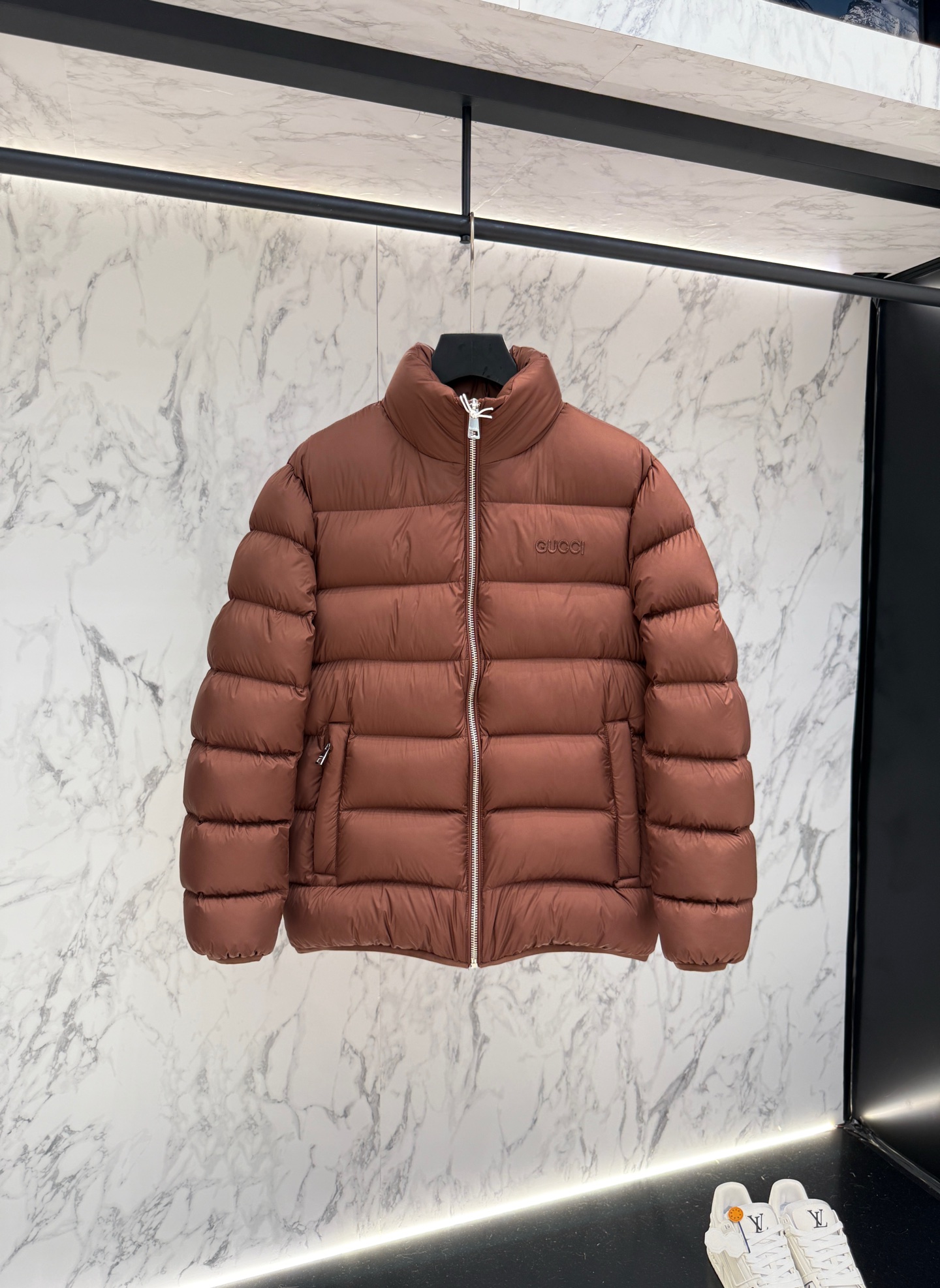 NO:520624,New product GUCCl 2025 latest fashion designer jacket. Details show the design changes of high-end structural tailoring to show the diverse image changes of men, slim and neat, tailoring, meet the popular multi-layered outfits and versatile life styles!  G8674 digits 48-56, gucci,jackets & coats,jackets & coats,alexander wang19860909新品 GUCCl 2025最新款时尚设计师款夹克外套.处处细节显工艺足够的高级结构性剪裁的设计改变来展现男士多样的形象变化,修身利落、剪裁合体,满足时下正流行的多层次穿搭,生活百搭款式！G8674 码数48-56,,gucci,jackets & coats,jackets & coats,alexander wang,Men's clothing