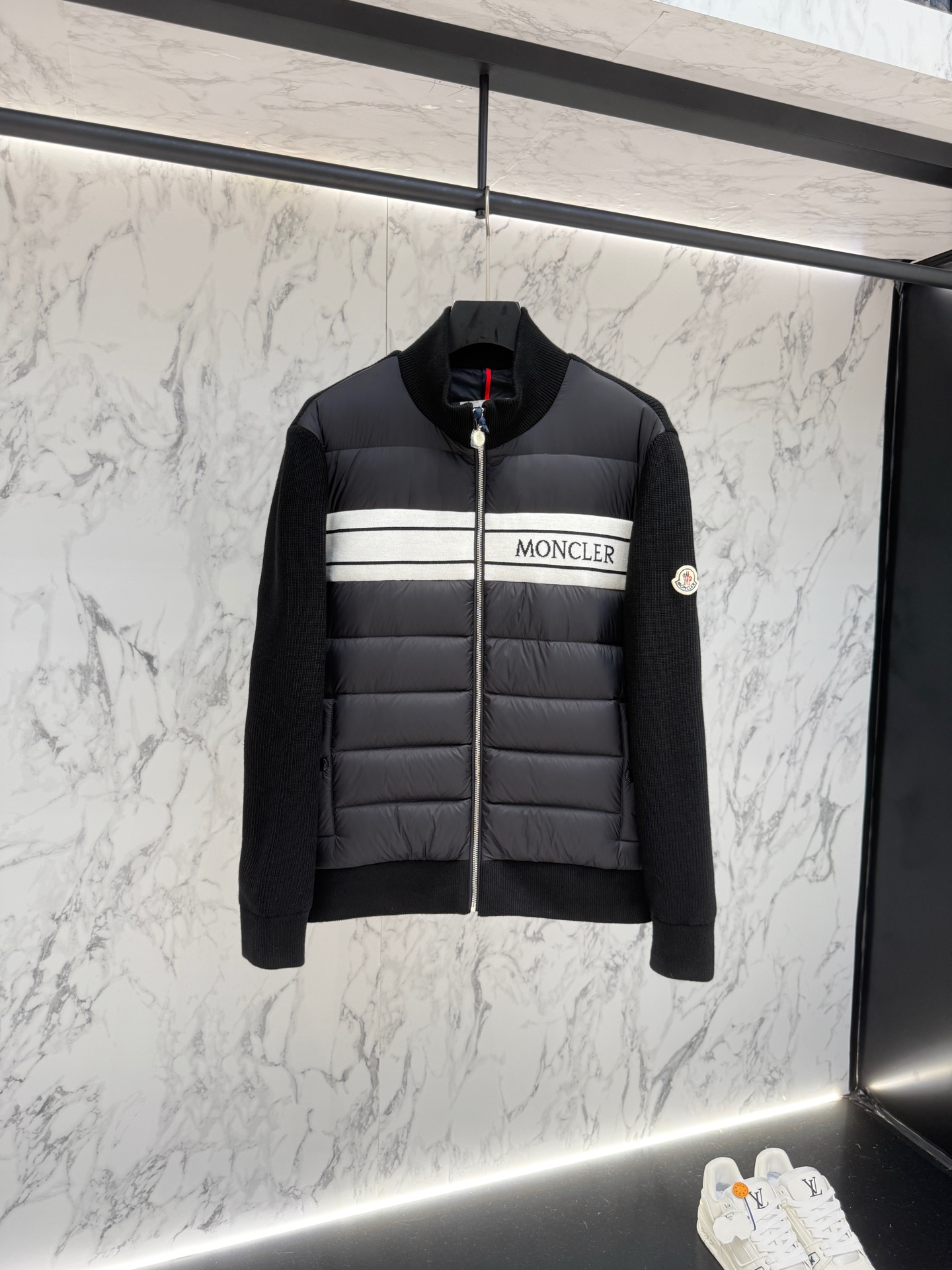 NO:519262,New product Moncler down jacket 2025 latest fashion designer down jacket. Details show the design changes of high-end structural tailoring to show the diverse image changes of men, slim and neat, tailoring, meet the popular multi-layered outfits and versatile styles of life. Number of 12345,, jackets & coats, down jacket, alexander wang19860909新品 Moncler 羽绒服2025最新款时尚设计师款羽绒外套.处处细节显工艺足够的高级结构性剪裁的设计改变来展现男士多样的形象变化,修身利落、剪裁合体,满足时下正流行的多层次穿搭,生活百搭款式 码数12345,,jackets & coats,down jacket,alexander wang,Men's clothing