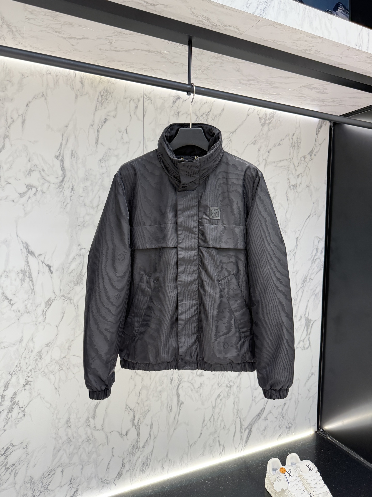 NO:519265,New product LV 2025 latest fashion designer jacket. Details show the design changes of high-end structural tailoring to show the diverse image changes of men, slim and neat, tailoring, meet the popular multi-layered outfits and versatile styles of life!  Count 48-56, louis vuitton, jackets & coats, jackets & coats, alexander wang19860909新品 LV 2025最新款时尚设计师款夹克外套.处处细节显工艺足够的高级结构性剪裁的设计改变来展现男士多样的形象变化,修身利落、剪裁合体,满足时下正流行的多层次穿搭,生活百搭款式！ 码数48-56,,louis vuitton,jackets & coats,jackets & coats,alexander wang,Men's clothing