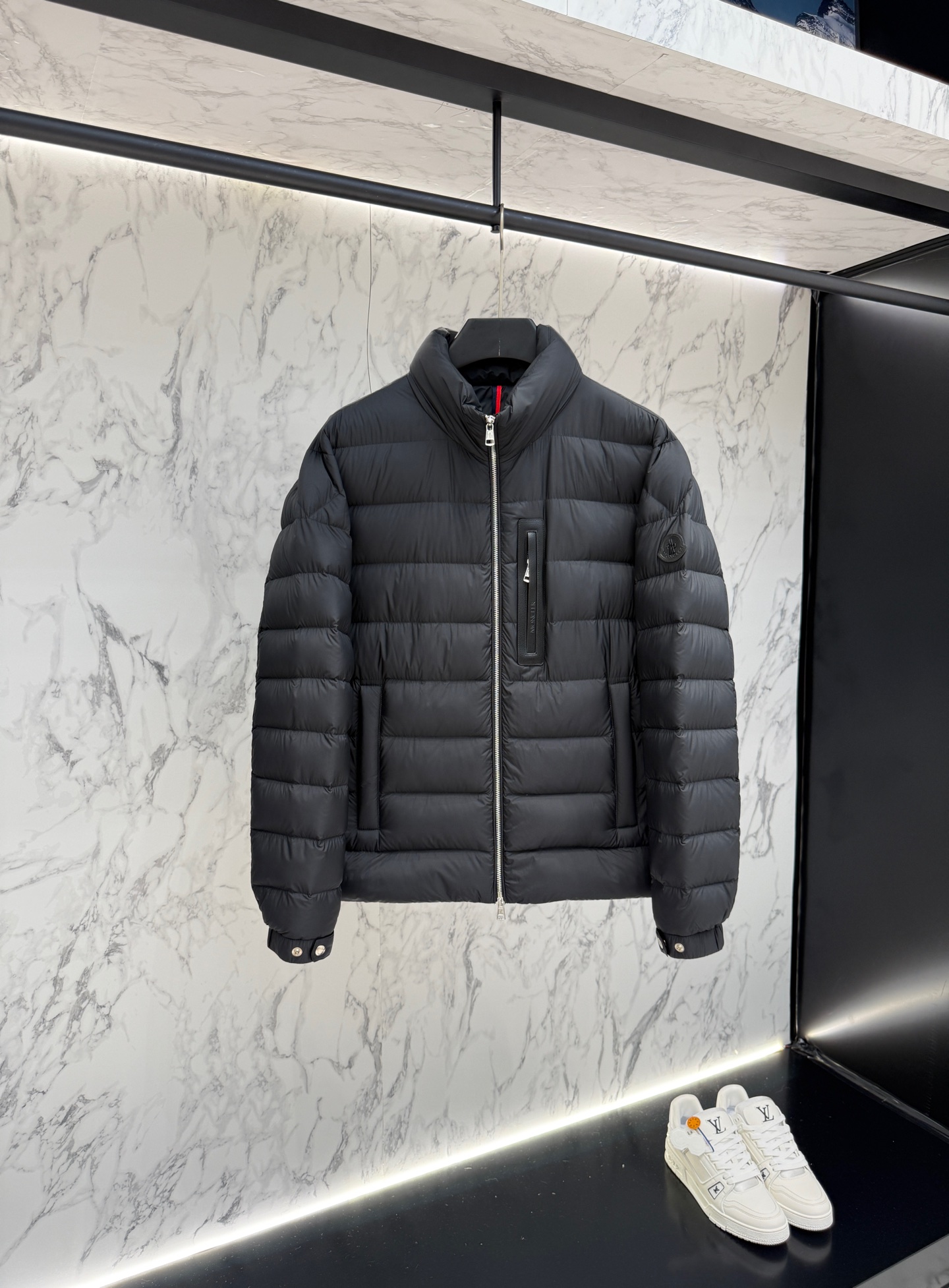 NO:527985,The price of the release price of Moncler top version down jacket 2025 latest fashion designer down jacket. The details show the craftsmanship and the design changes of high-level structural tailoring are sufficient to show the diverse image changes of men, slim and neat, tailoring, and meet the popular multi-layered outfits nowadays, and the versatile style of life. T996 digits 12345,,jackets & coats,down jacket,alexander wang19860909放货价 Moncler 顶级版本羽绒服2025最新款时尚设计师款羽绒外套.处处细节显工艺足够的高级结构性剪裁的设计改变来展现男士多样的形象变化,修身利落、剪裁合体,满足时下正流行的多层次穿搭,生活百搭款式 T996 码数12345,,jackets & coats,down jacket,alexander wang,Men's clothing