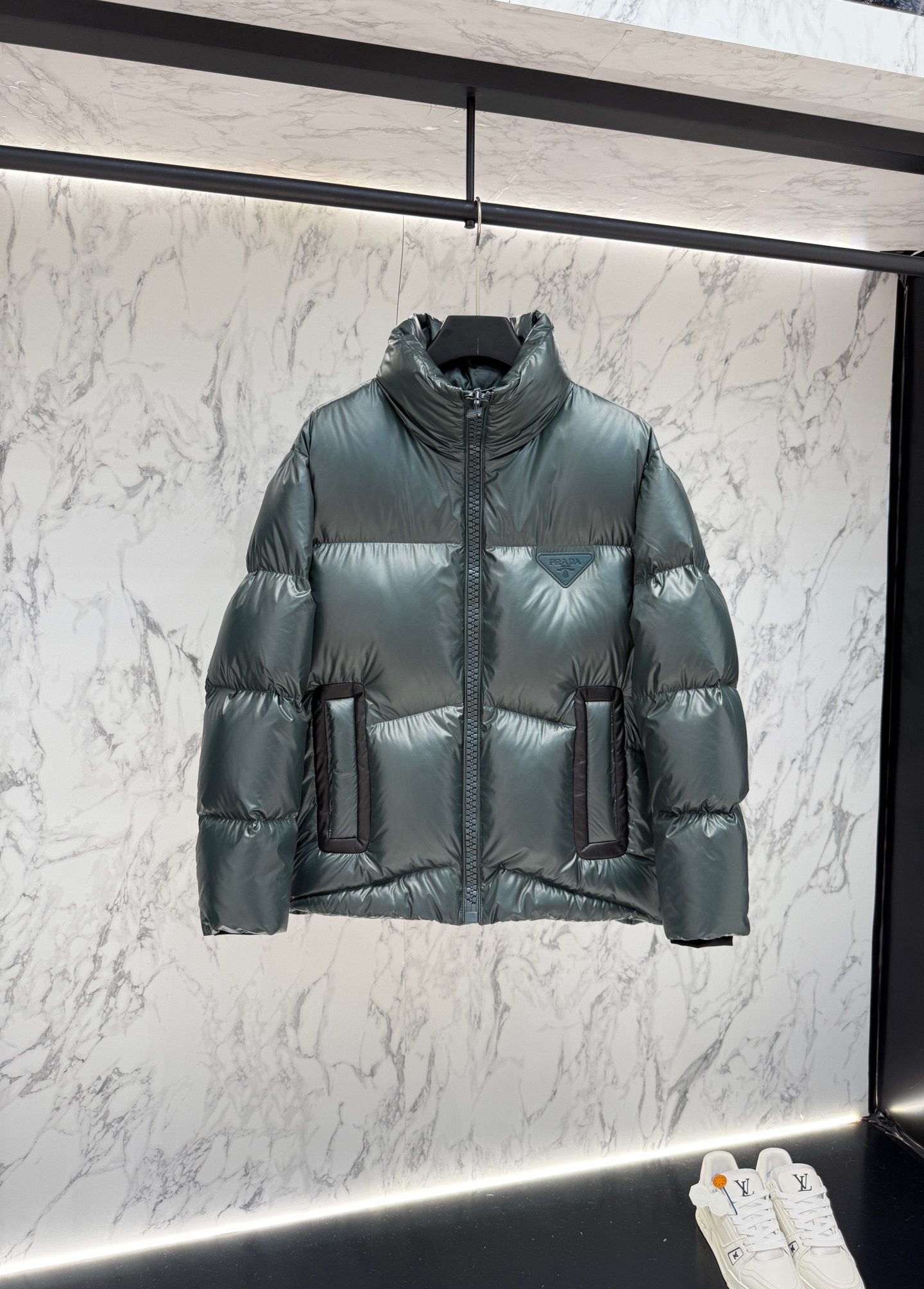 NO:520626,New product Prada Prada's new jacquard nylon down jacket, metal small-label down jacket. The down jacket is made of re-nylon recycled nylon, with a modern design style and complementary silhouette. It uses 95 white duck down to provide warmer protection. The iconic enamel metal triangle logo further highlights the brand's style. Jacquard craft is the same as men and women!  G8668 size 4856, prada, prada, down jacket, alexander wang19860909新品 prada普拉达新款提花尼龙羽绒服金属小标羽绒服.羽绒服采用re-nylon再生尼龙打造,现代设计风格,和廓形相得益彰,采用95的白鸭绒给予更温暖防护标志性的涂珐琅金属三角徽标更彰显品牌的格调.提花工艺男女同款哦！G8668 尺码4856,,prada,prada,down jacket,alexander wang,Men's clothing