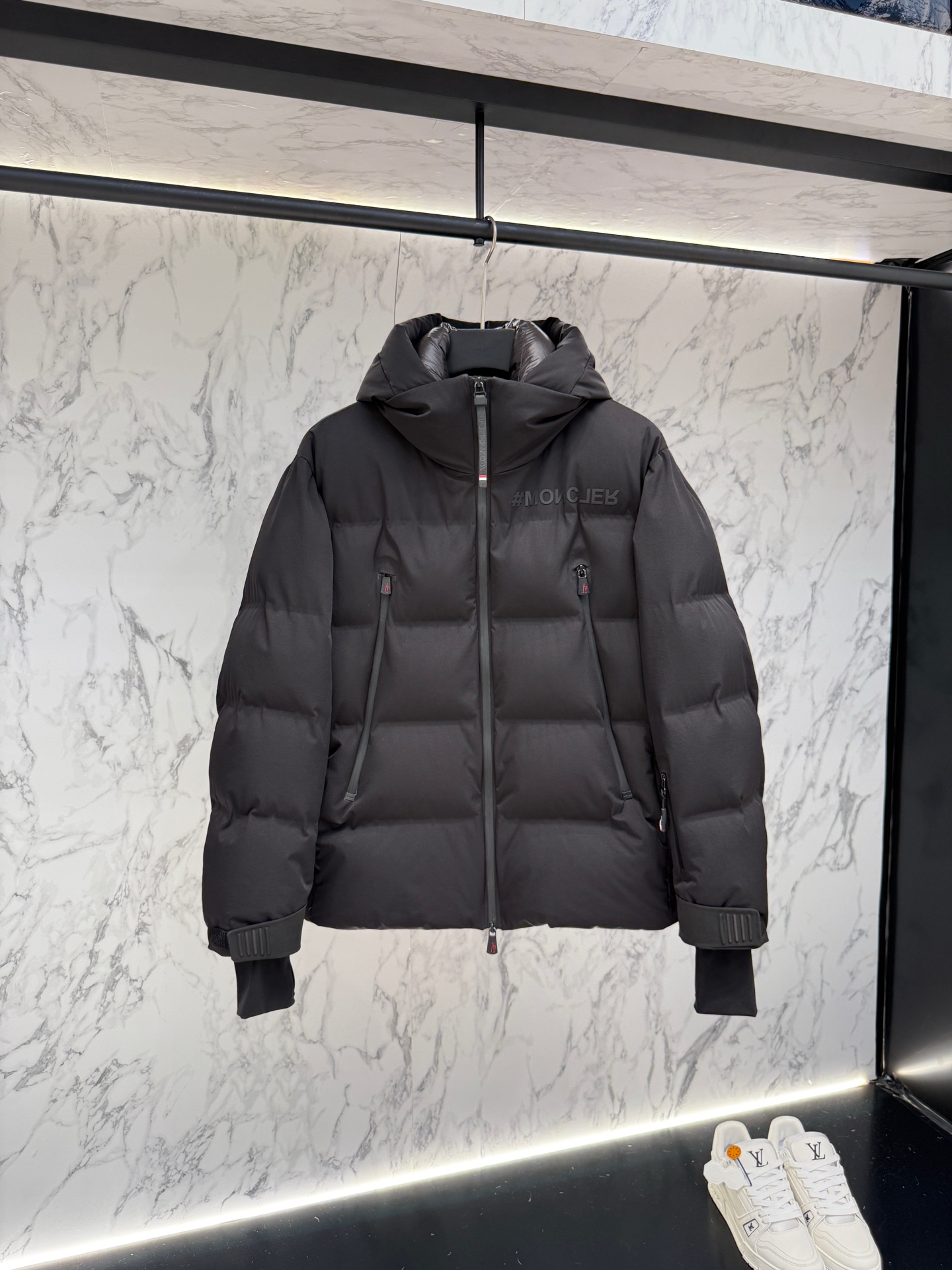 NO:520628,New product Moncler down jacket 2025 latest fashion designer down jacket. Details show the design changes of high-end structural tailoring to show the diverse image changes of men, slim and neat, tailoring, meet the popular multi-layered outfits nowadays, versatile styles of life R627 12345,,jackets & coats,down jacket,alexander wang19860909新品 Moncler 羽绒服2025最新款时尚设计师款羽绒外套.处处细节显工艺足够的高级结构性剪裁的设计改变来展现男士多样的形象变化,修身利落、剪裁合体,满足时下正流行的多层次穿搭,生活百搭款式 R627 码数12345,,jackets & coats,down jacket,alexander wang,Men's clothing