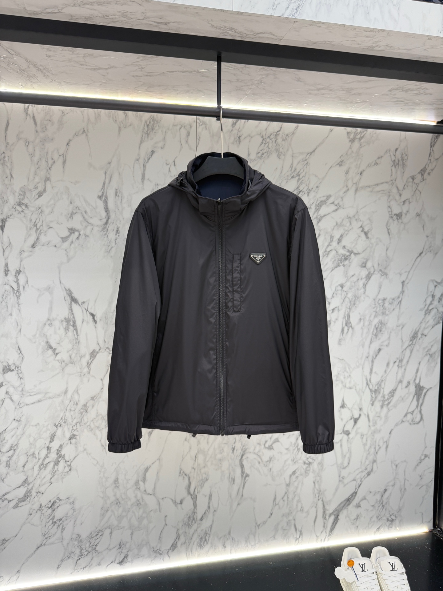 NO:520630,The new product Prada new jacquard nylon down jacket, metal small-label down jacket. It is made of re-nylon recycled nylon, with a modern design style that complements the silhouette. The iconic enamel metal triangle logo that provides warmer protection is more highlighted. The jacquard craft is the same as men and women!  T:6606 Size 4856, prada, prada, down jacket, alexander wang19860909新品 prada普拉达新款提花尼龙羽绒服金属小标羽绒服.采用re-nylon再生尼龙打造,现代设计风格,和廓形相得益彰,采用给予更温暖防护标志性的涂珐琅金属三角徽标更彰显品牌的格调.提花工艺男女同款哦！T:6606 尺码4856,,prada,prada,down jacket,alexander wang,Men's clothing