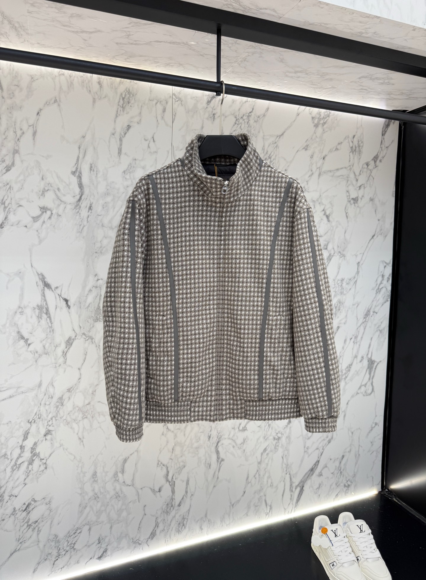 NO:519259,New product LP down jacket 2025 latest fashion designer down jacket. Details show the design changes of high-end structural tailoring to show the diverse image changes of men, slim and neat, tailoring, meet the popular multi-layered outfits nowadays, versatile styles of life w:8586 48-56, loro piano, jackets & coats, down jacket, alexander wang19860909新品 LP 羽绒服2025最新款时尚设计师款羽绒外套.处处细节显工艺足够的高级结构性剪裁的设计改变来展现男士多样的形象变化,修身利落、剪裁合体,满足时下正流行的多层次穿搭,生活百搭款式 w:8586 码数48-56,,loro piana,jackets & coats,down jacket,alexander wang,Men's clothing