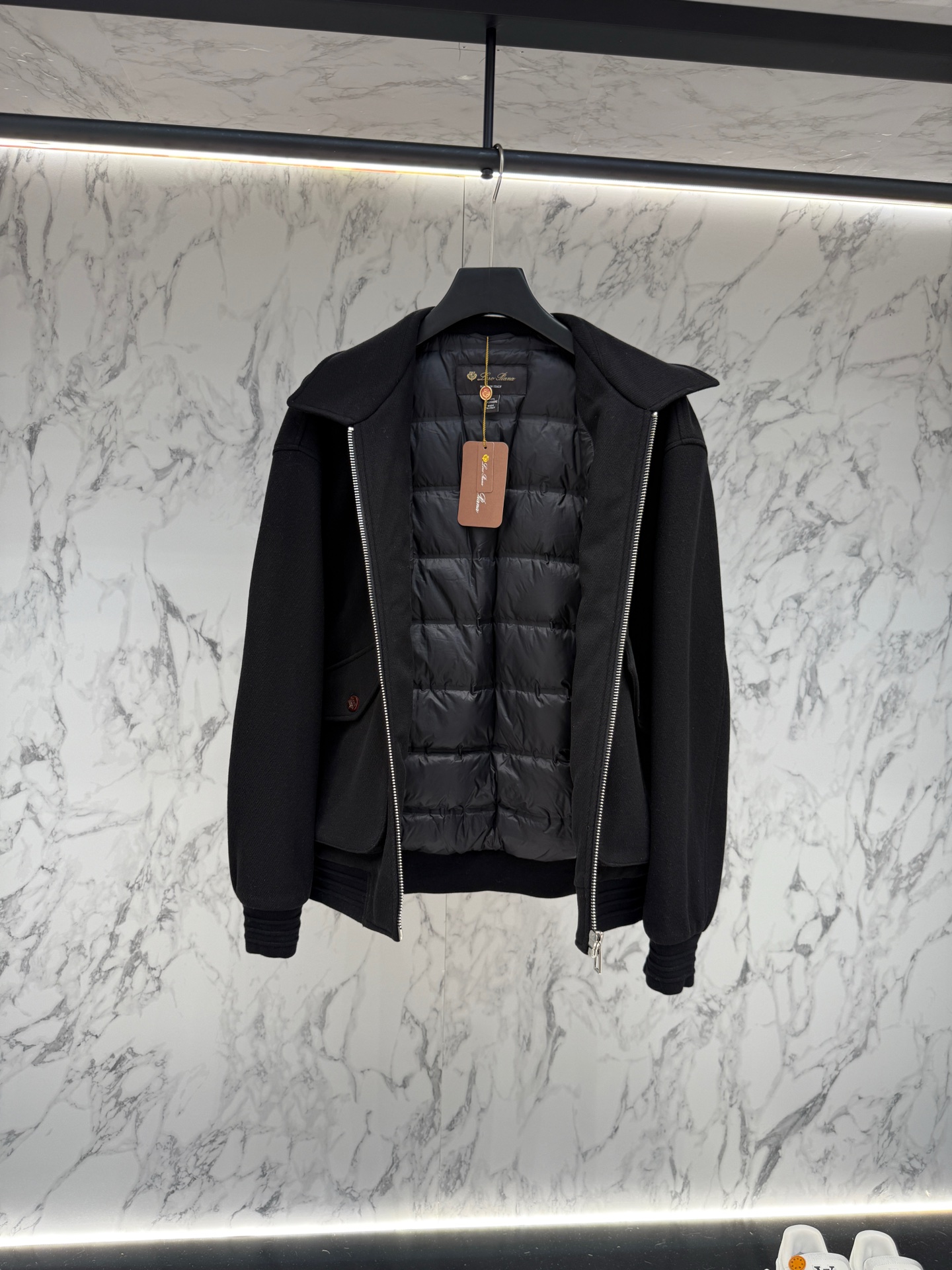 lP🆕 羽绒服2025最新款时尚设计师款羽绒外套.处处细节显工艺足够的高级 结构性剪裁的设计改变来展现男