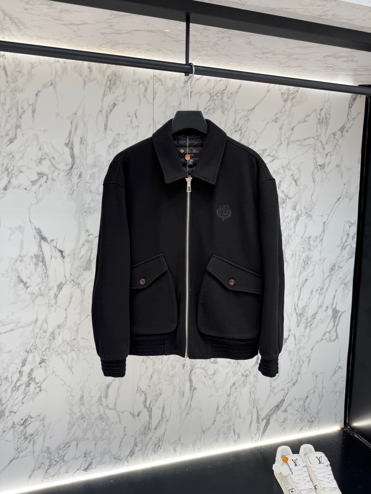 lP🆕 羽绒服2025最新款时尚设计师款羽绒外套.处处细节显工艺足够的高级 结构性剪裁的设计改变来展现男