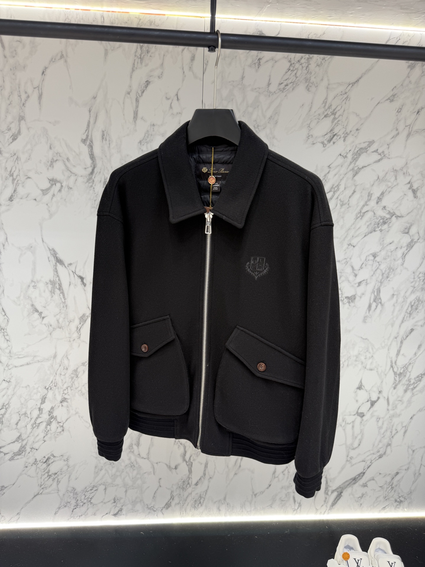 lP🆕 羽绒服2025最新款时尚设计师款羽绒外套.处处细节显工艺足够的高级 结构性剪裁的设计改变来展现男