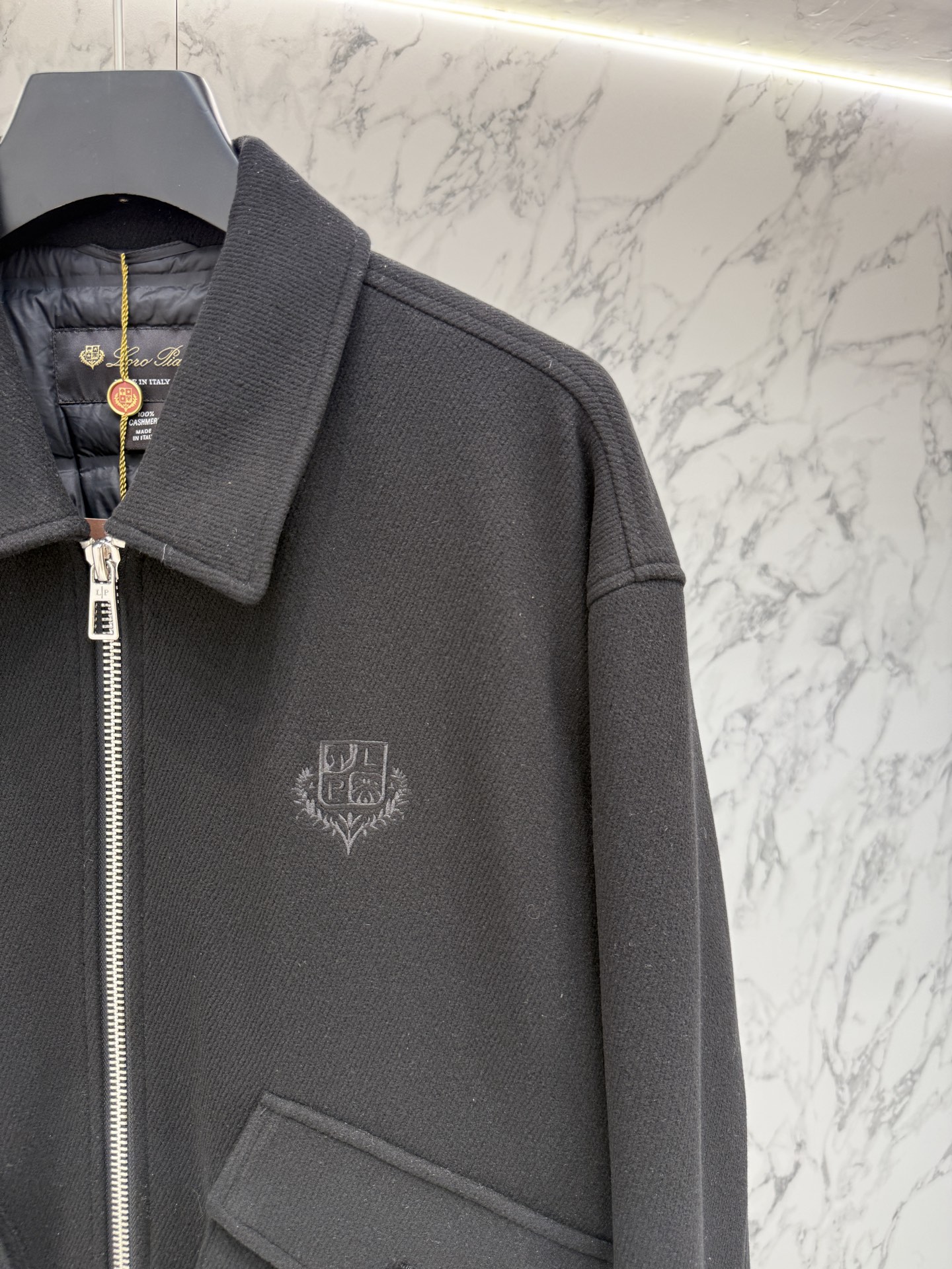 lP🆕 羽绒服2025最新款时尚设计师款羽绒外套.处处细节显工艺足够的高级 结构性剪裁的设计改变来展现男