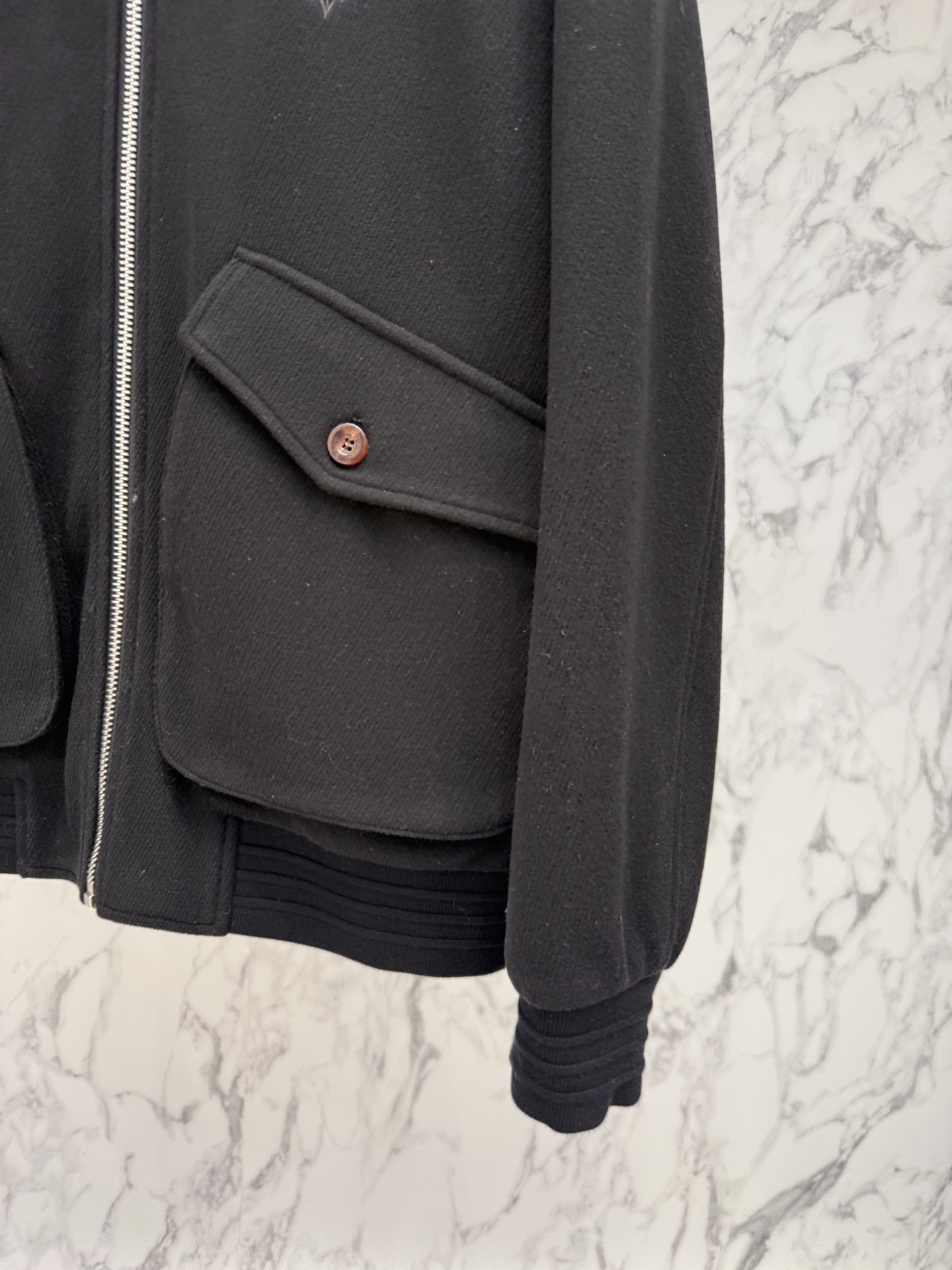 lP🆕 羽绒服2025最新款时尚设计师款羽绒外套.处处细节显工艺足够的高级 结构性剪裁的设计改变来展现男