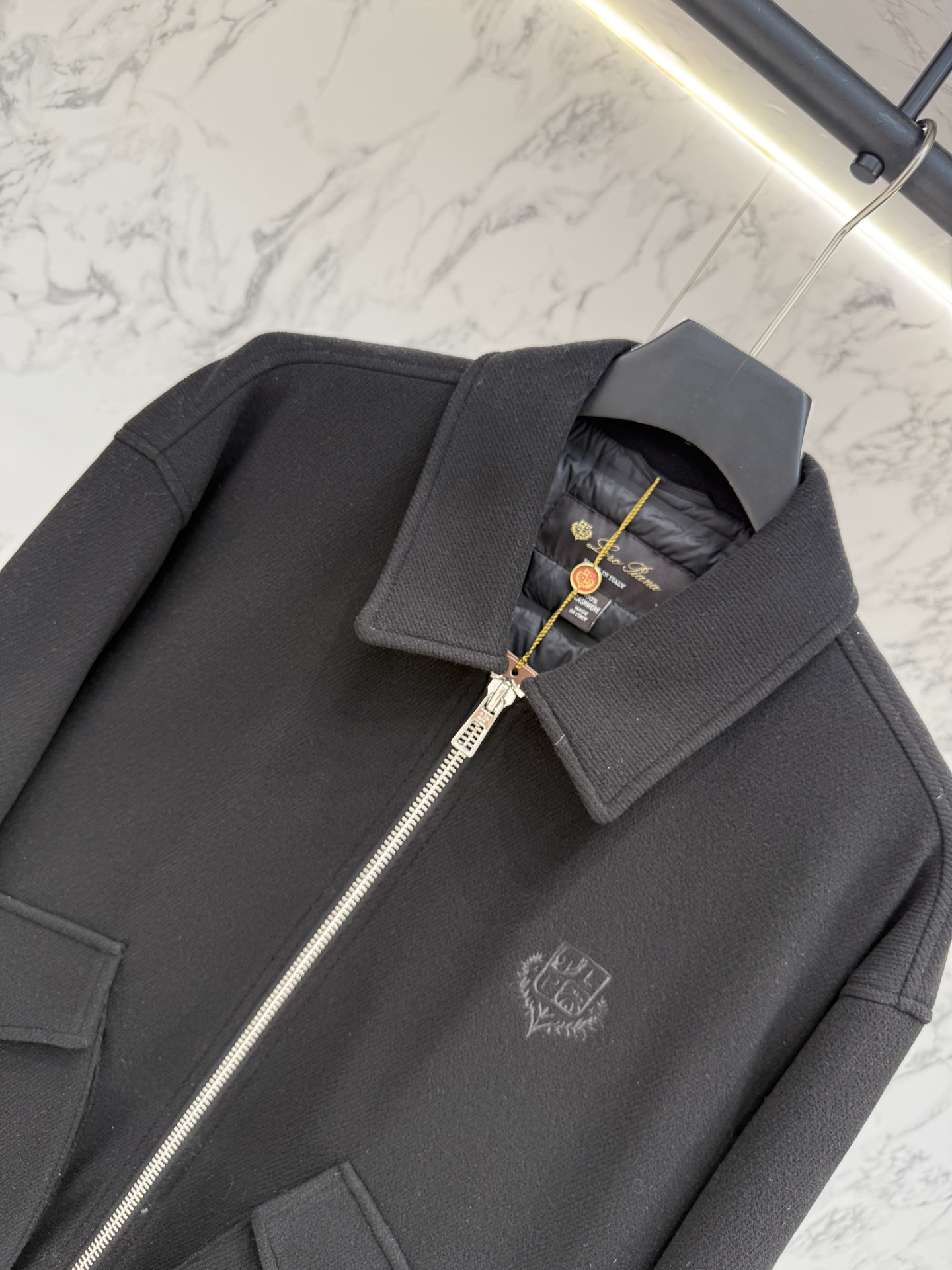 lP🆕 羽绒服2025最新款时尚设计师款羽绒外套.处处细节显工艺足够的高级 结构性剪裁的设计改变来展现男