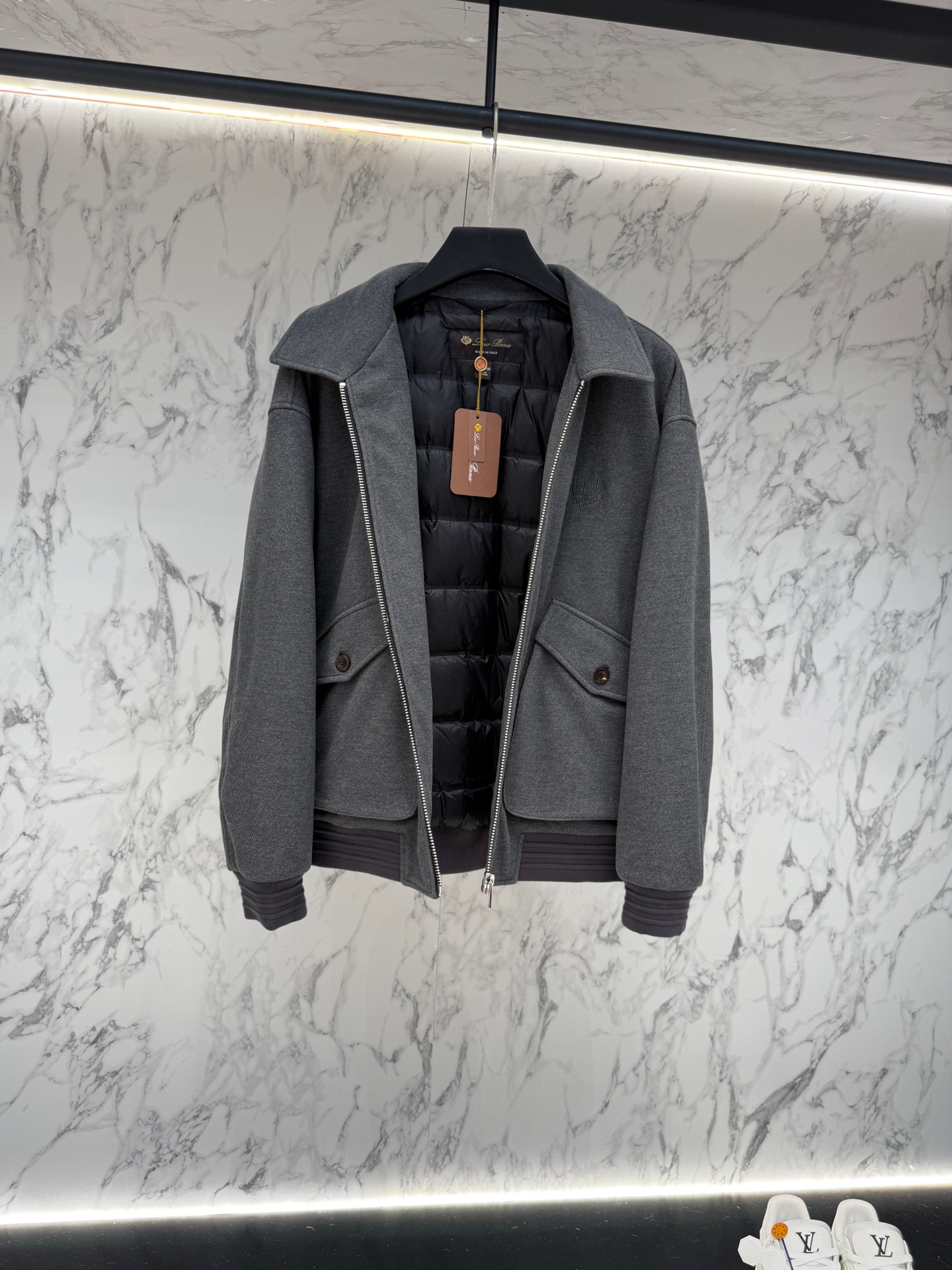 lP🆕 羽绒服2025最新款时尚设计师款羽绒外套.处处细节显工艺足够的高级 结构性剪裁的设计改变来展现男