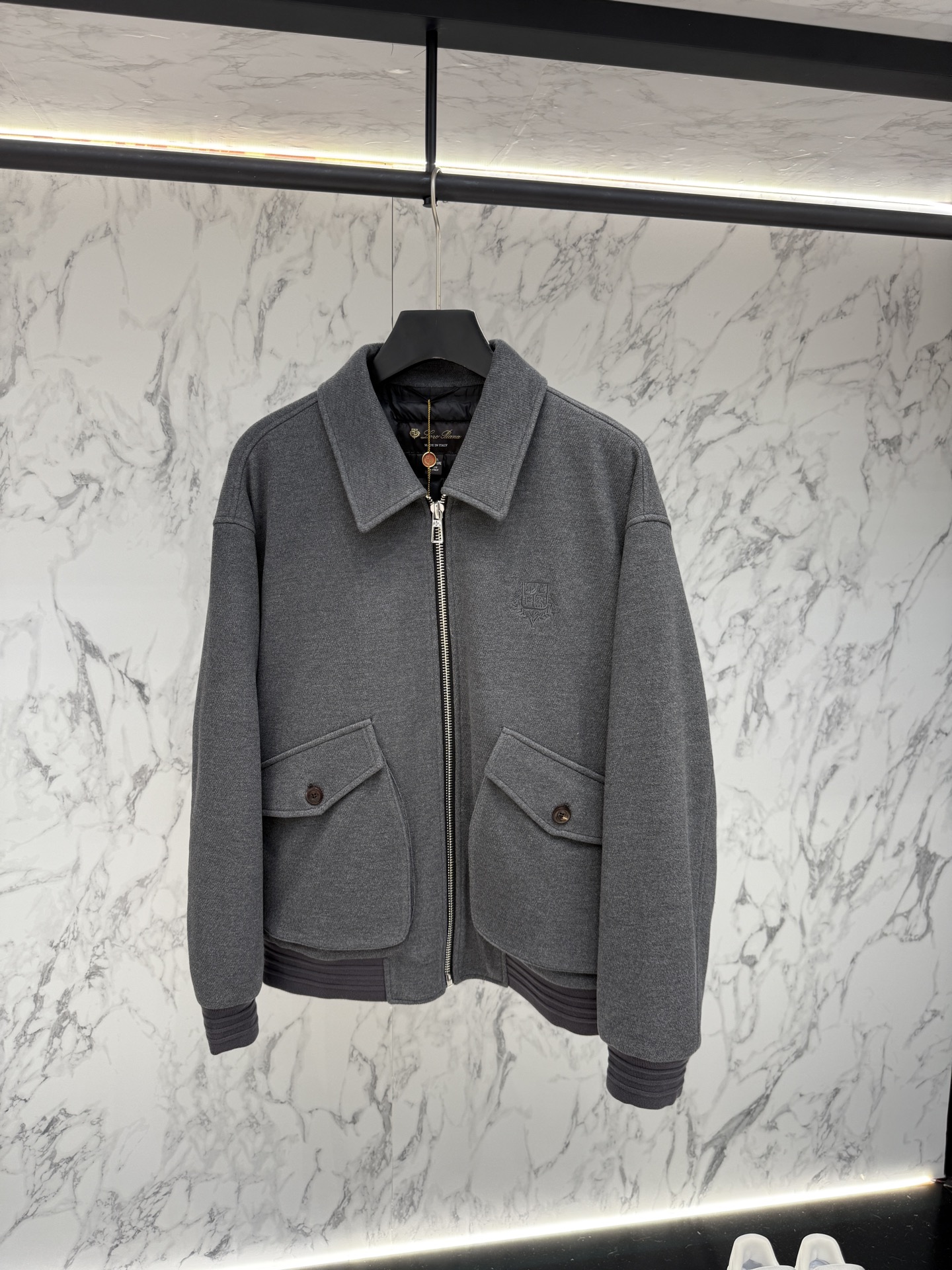 lP🆕 羽绒服2025最新款时尚设计师款羽绒外套.处处细节显工艺足够的高级 结构性剪裁的设计改变来展现男