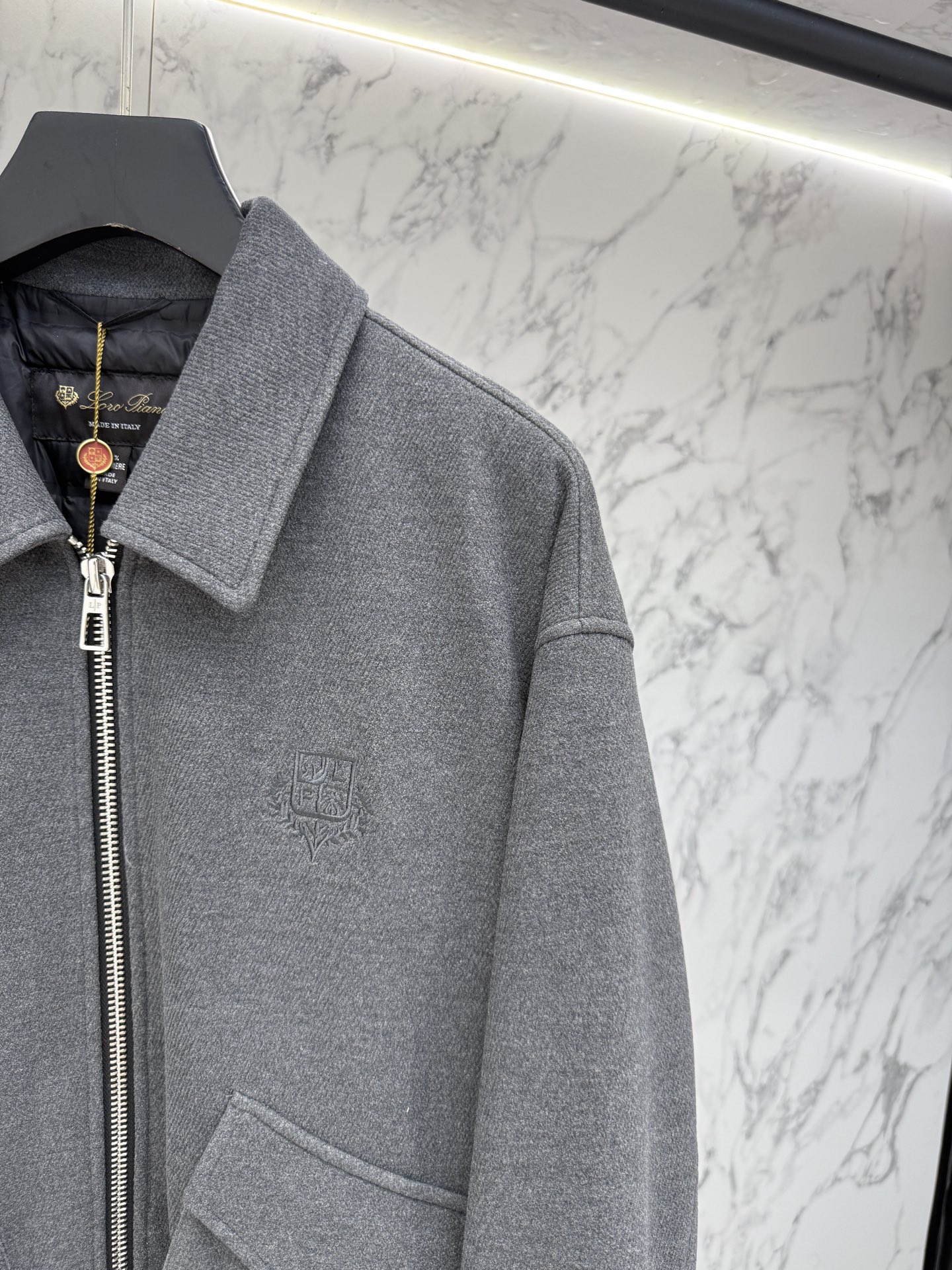 lP🆕 羽绒服2025最新款时尚设计师款羽绒外套.处处细节显工艺足够的高级 结构性剪裁的设计改变来展现男