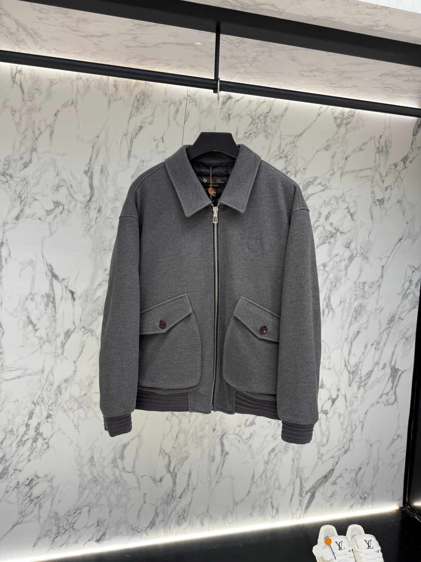 NO:519271,New product LP down jacket 2025 latest fashion designer down jacket. Details show the design changes of high-end structural tailoring to show the diverse image changes of men, slim and neat, tailoring, meet the popular multi-layered outfits nowadays, versatile styles of life w:8568 48-56, loro piano, jackets & coats, down jacket, alexander wang19860909新品 LP 羽绒服2025最新款时尚设计师款羽绒外套.处处细节显工艺足够的高级结构性剪裁的设计改变来展现男士多样的形象变化,修身利落、剪裁合体,满足时下正流行的多层次穿搭,生活百搭款式 w:8568 码数48-56,,loro piana,jackets & coats,down jacket,alexander wang,Men's clothing