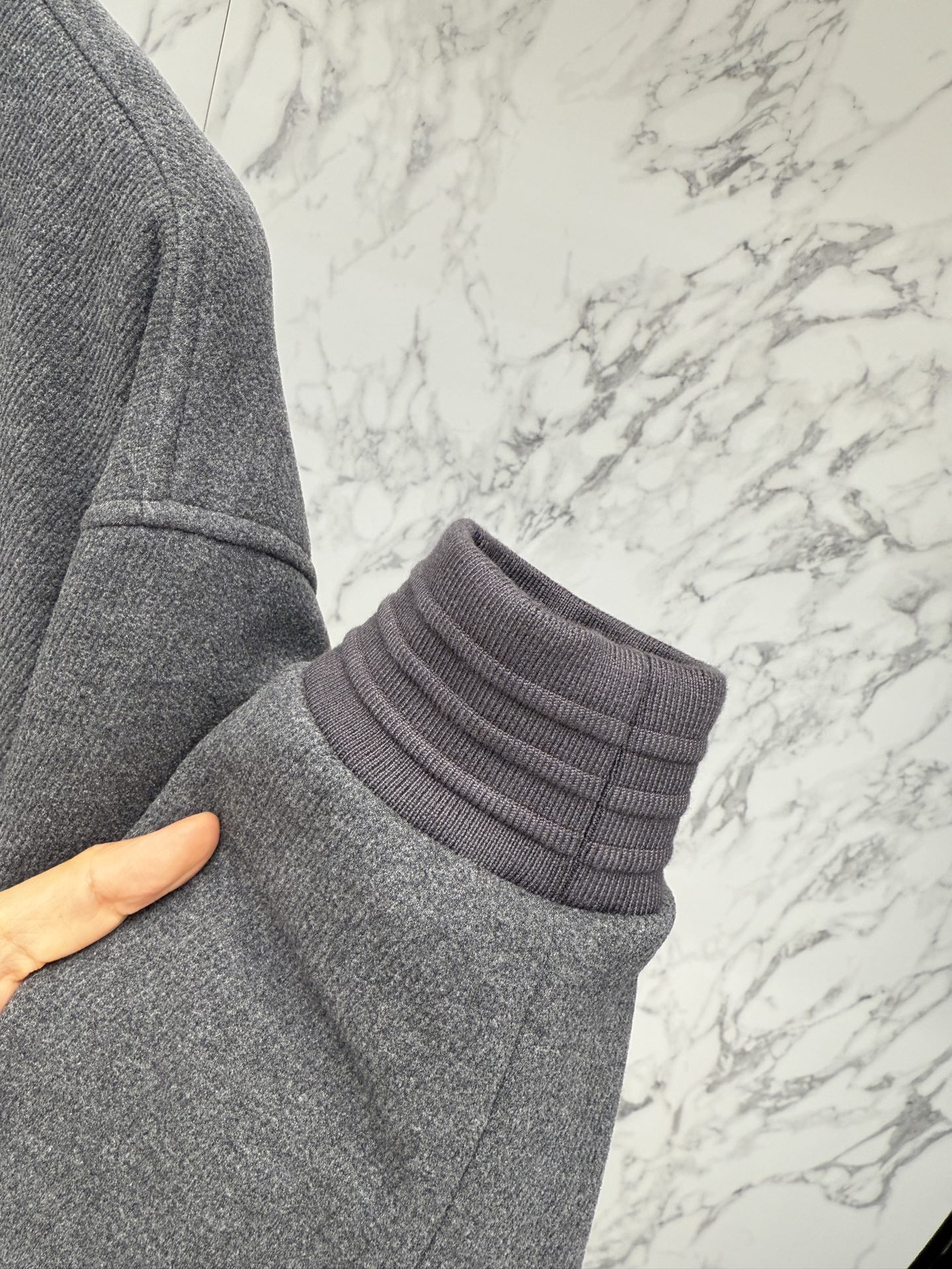 lP🆕 羽绒服2025最新款时尚设计师款羽绒外套.处处细节显工艺足够的高级 结构性剪裁的设计改变来展现男