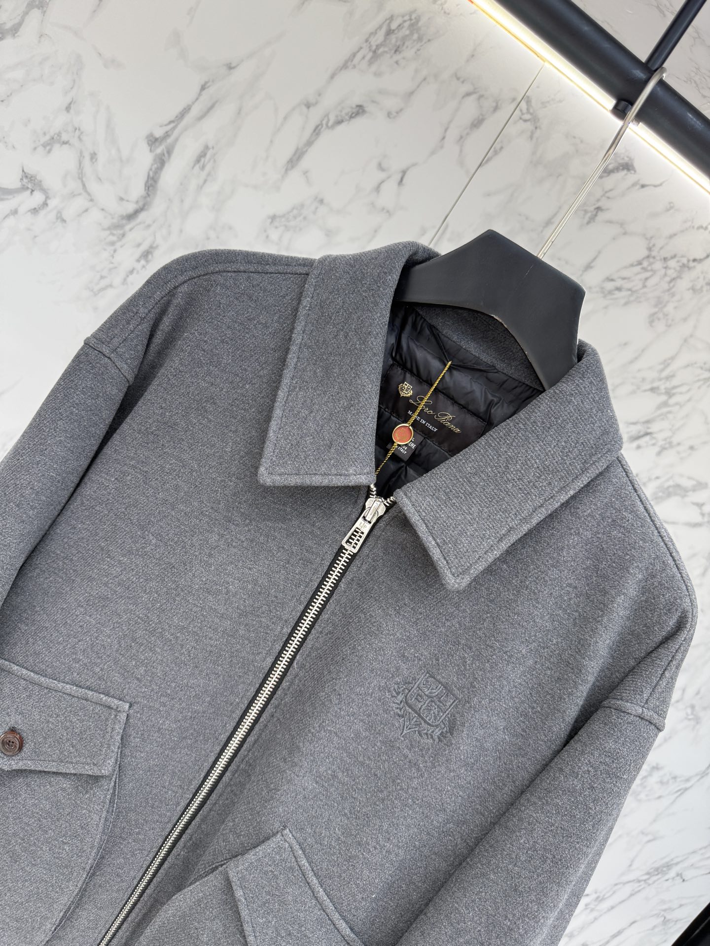 lP🆕 羽绒服2025最新款时尚设计师款羽绒外套.处处细节显工艺足够的高级 结构性剪裁的设计改变来展现男