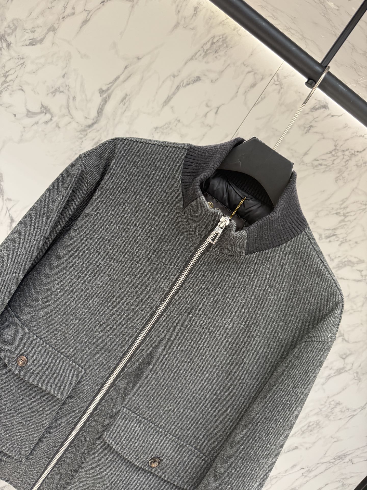 lP🆕 羽绒服2025最新款时尚设计师款羽绒外套.处处细节显工艺足够的高级 结构性剪裁的设计改变来展现男