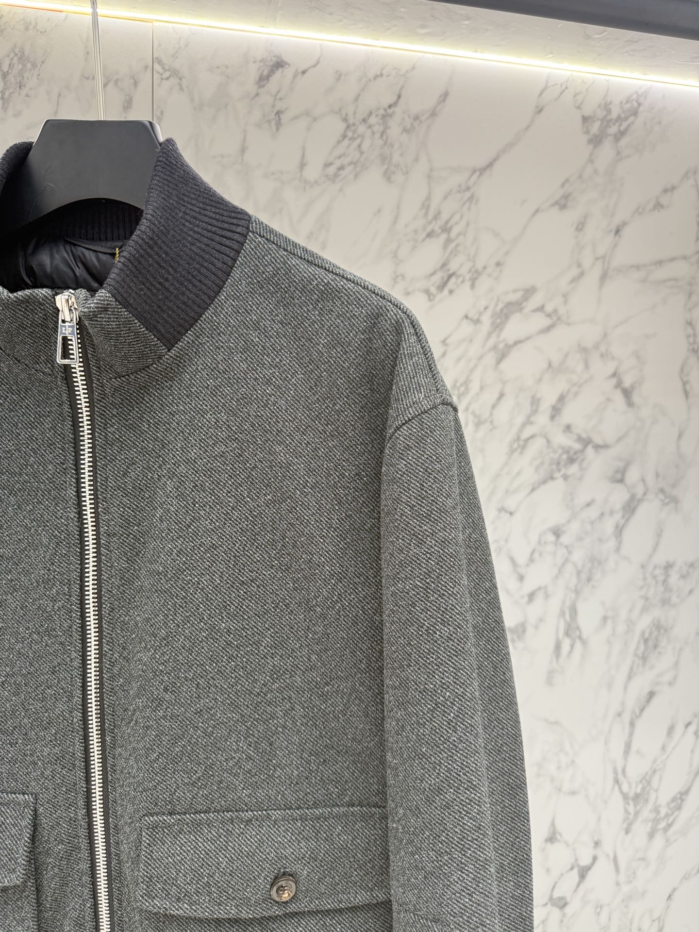 lP🆕 羽绒服2025最新款时尚设计师款羽绒外套.处处细节显工艺足够的高级 结构性剪裁的设计改变来展现男