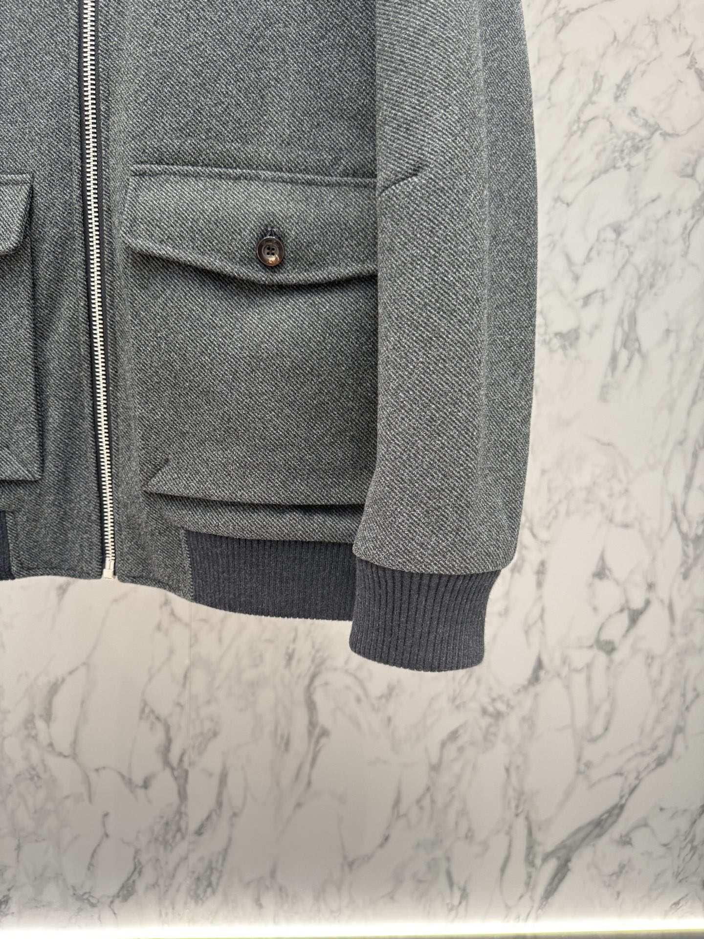 lP🆕 羽绒服2025最新款时尚设计师款羽绒外套.处处细节显工艺足够的高级 结构性剪裁的设计改变来展现男