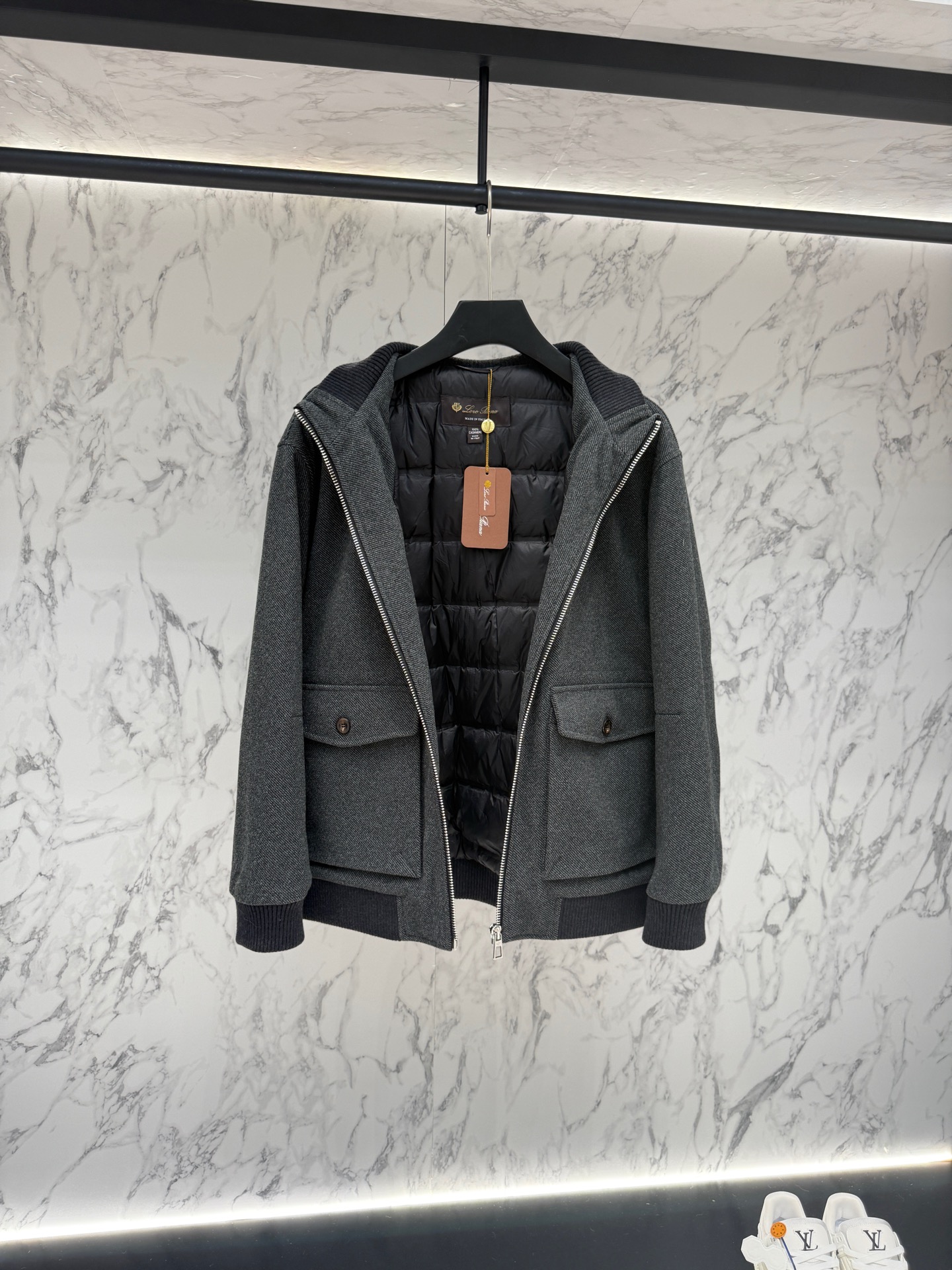 lP🆕 羽绒服2025最新款时尚设计师款羽绒外套.处处细节显工艺足够的高级 结构性剪裁的设计改变来展现男