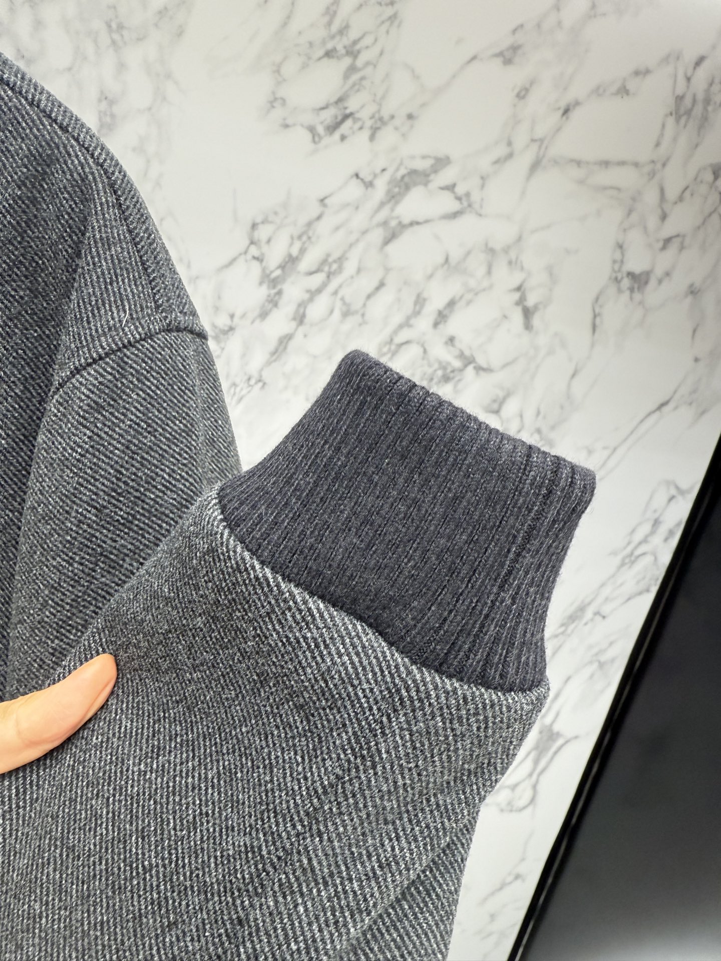 lP🆕 羽绒服2025最新款时尚设计师款羽绒外套.处处细节显工艺足够的高级 结构性剪裁的设计改变来展现男