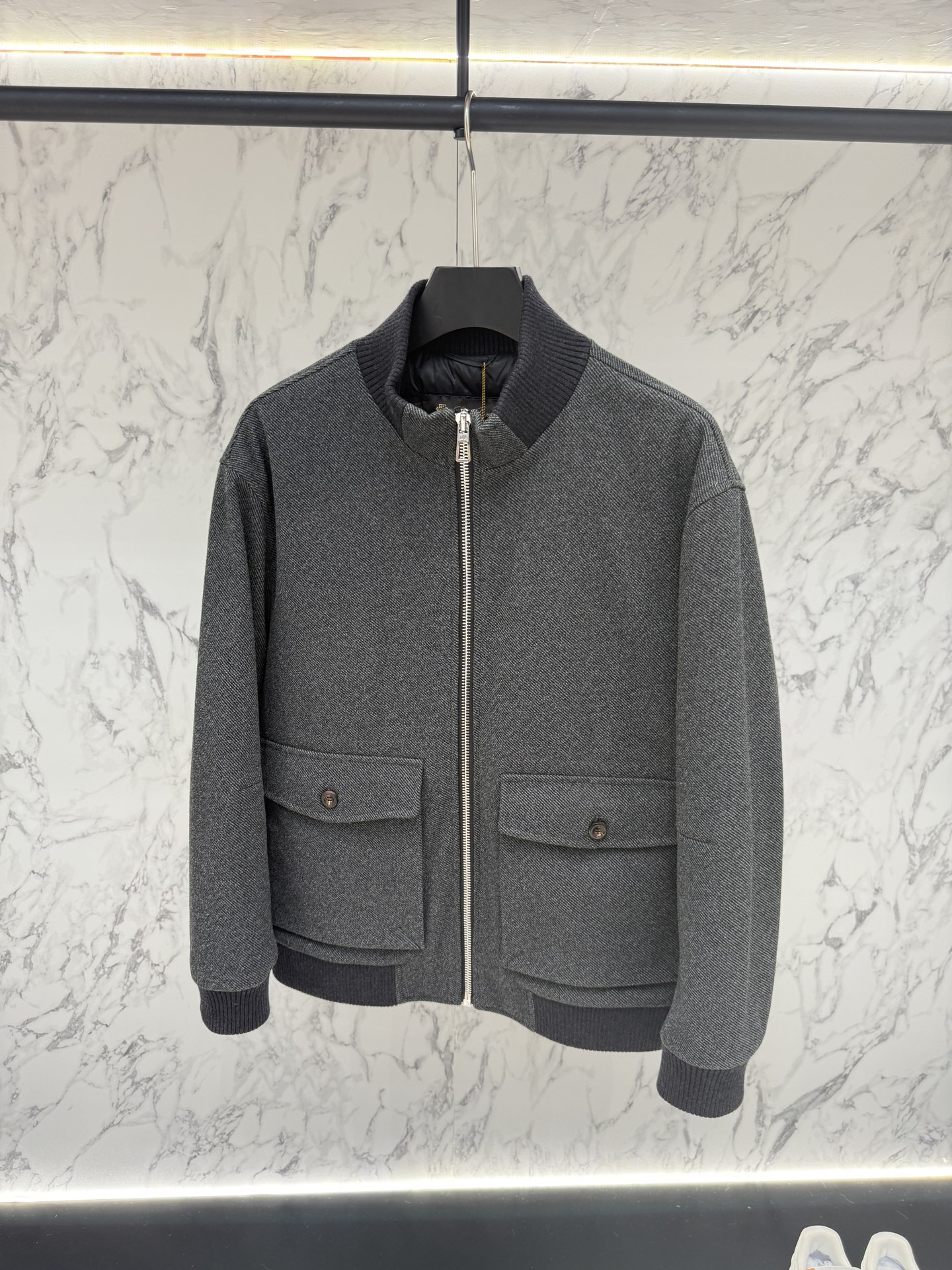 lP🆕 羽绒服2025最新款时尚设计师款羽绒外套.处处细节显工艺足够的高级 结构性剪裁的设计改变来展现男