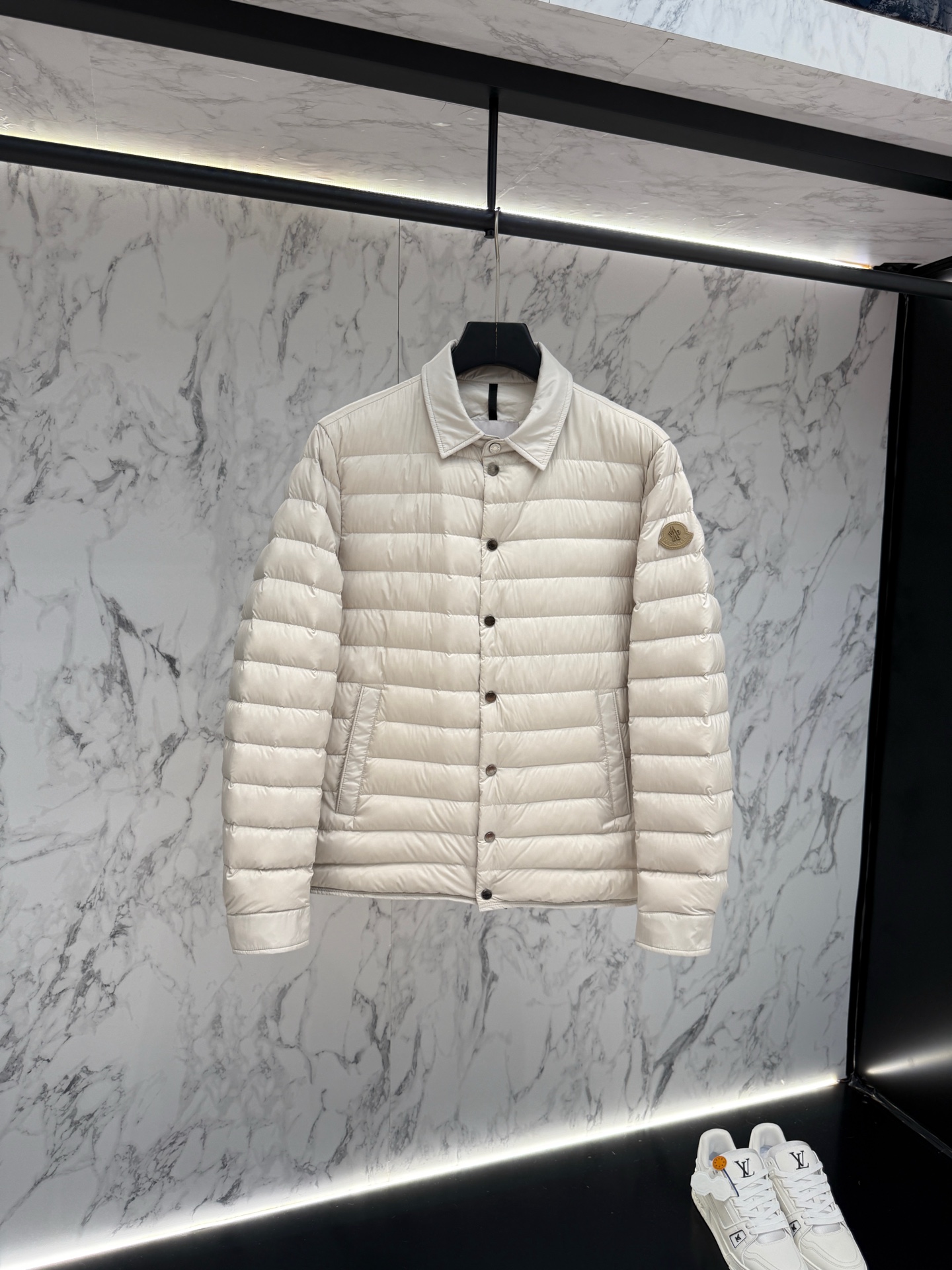 NO:519277,New product Moncler down jacket 2025 latest fashion designer down jacket. Details show the design changes of high-end structural tailoring to show the diverse image changes of men, slim and neat, tailoring, meet the popular multi-layered outfits nowadays, versatile styles of life z7507 12345,,jackets & coats,down jacket,alexander wang19860909新品 Moncler 羽绒服2025最新款时尚设计师款羽绒外套.处处细节显工艺足够的高级结构性剪裁的设计改变来展现男士多样的形象变化,修身利落、剪裁合体,满足时下正流行的多层次穿搭,生活百搭款式 z7507 码数12345,,jackets & coats,down jacket,alexander wang,Men's clothing