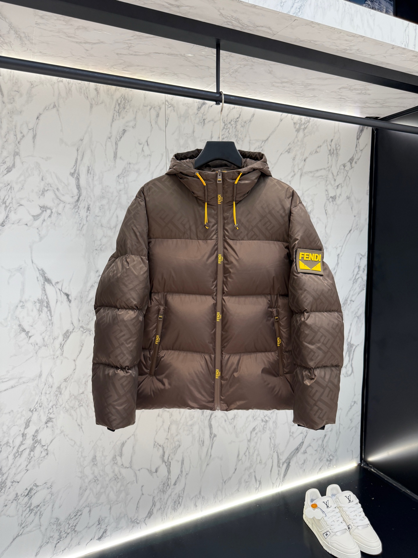 NO:519280,New product FENDI 2025 latest fashion designer jacket. Details show the design changes of high-end structural tailoring to show the diverse image changes of men, slim and neat, tailoring, meet the popular multi-layered outfits and versatile styles of life!  G8843 digits 48-56, fendi, jackets & coats, jackets & coats, alexander wang19860909新品 FENDI款2025最新款时尚设计师款夹克外套.处处细节显工艺足够的高级结构性剪裁的设计改变来展现男士多样的形象变化,修身利落、剪裁合体,满足时下正流行的多层次穿搭,生活百搭款式！G8843 码数48-56,,fendi,jackets & coats,jackets & coats,alexander wang,Men's clothing