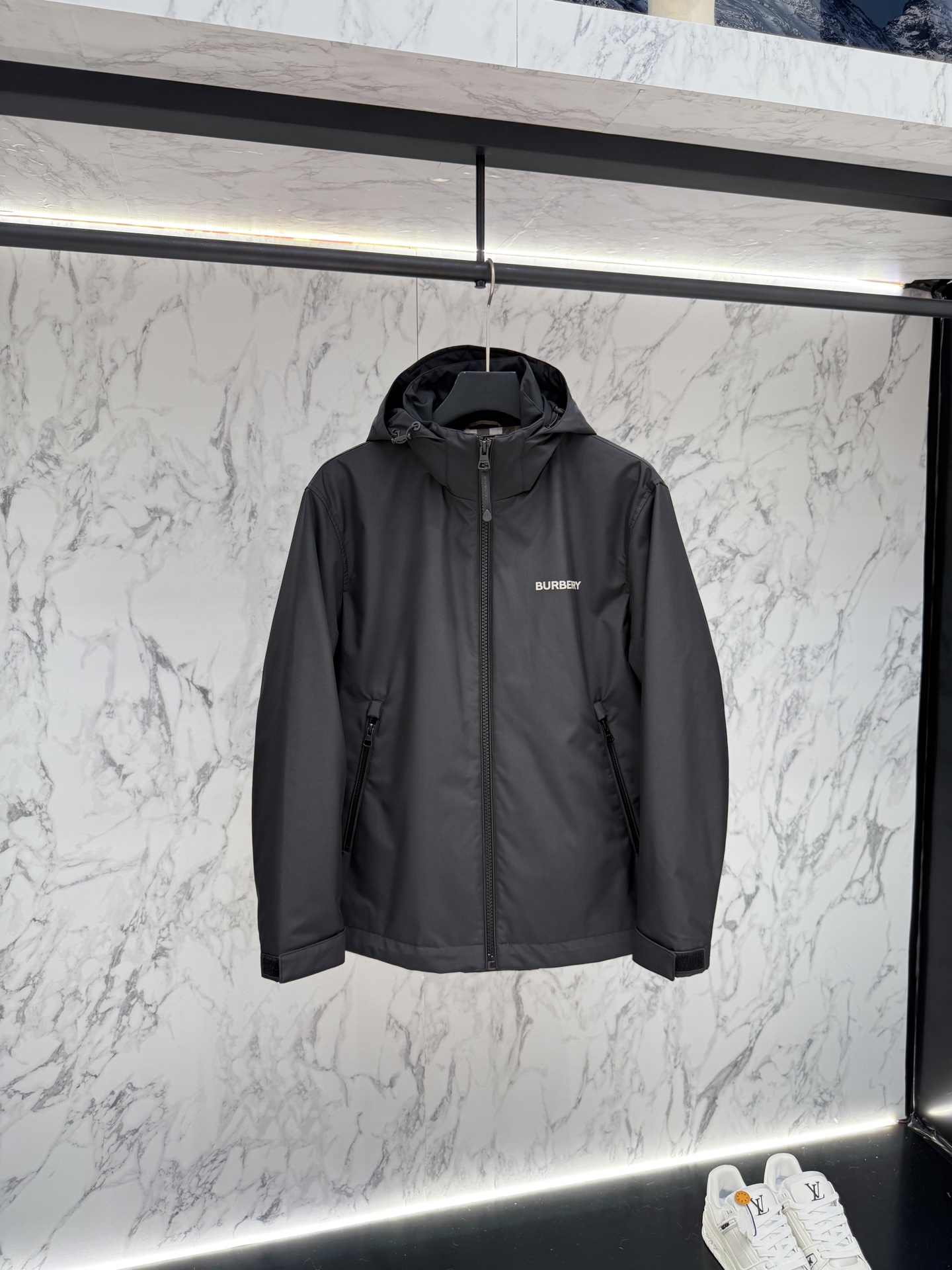 NO:519260,New product Burberry autumn style 2025 latest fashion designer jacket. Details everywhere show the design changes of high-end structural tailoring to show the diverse image changes of men, slim and neat, tailoring, meet the popular multi-layered outfits and versatile styles of life!  T6608 digits 48-56,,,burberry,jackets & coats,jackets & coats,alexander wang19860909新品 Bur berry 秋款2025最新款时尚设计师款夹克外套.处处细节显工艺足够的高级结构性剪裁的设计改变来展现男士多样的形象变化,修身利落、剪裁合体,满足时下正流行的多层次穿搭,生活百搭款式！T6608 码数48-56,,,burberry,jackets & coats,jackets & coats,alexander wang,Men's clothing