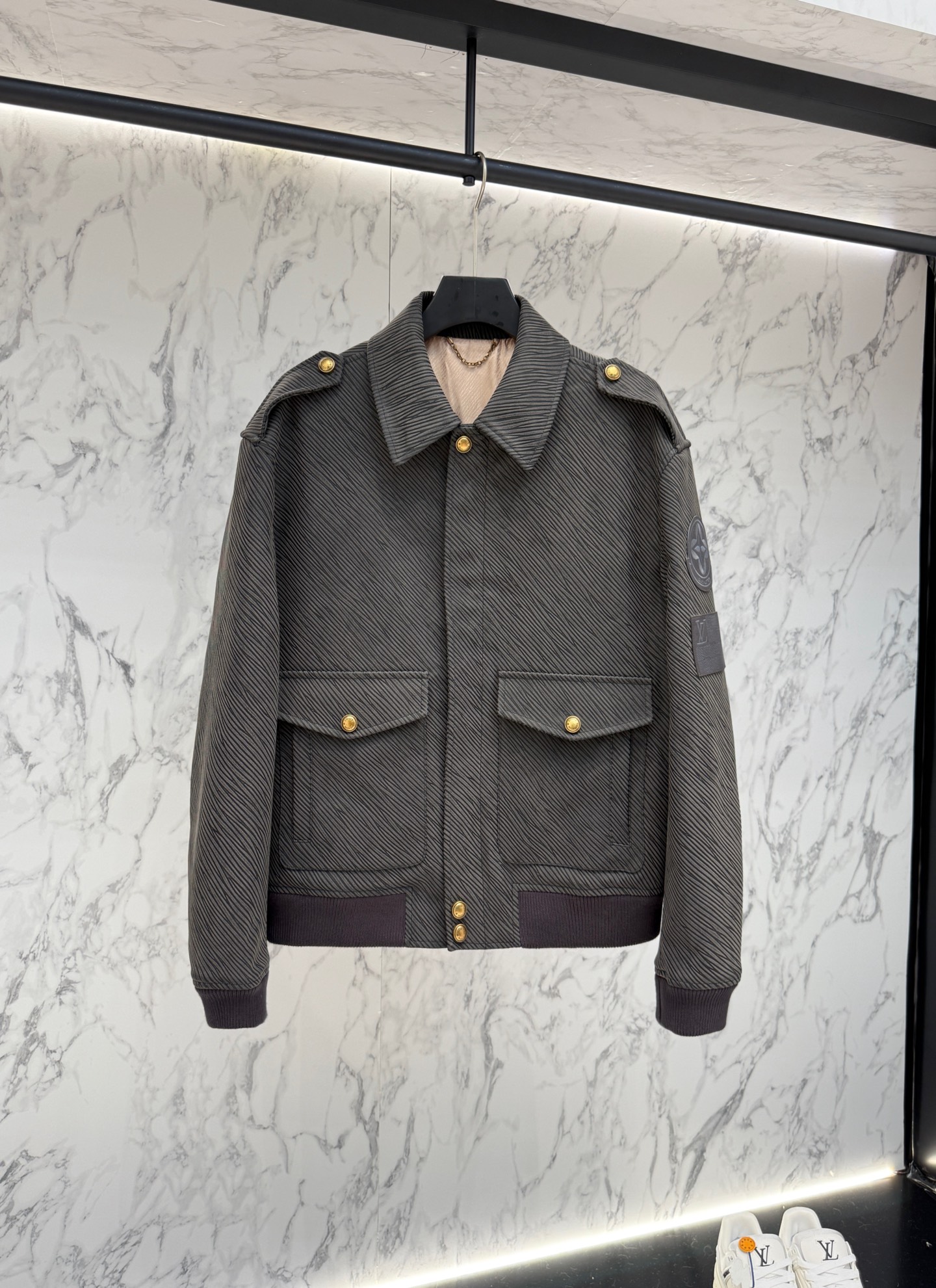 NO:519269,New product LV. The latest fashion designer jacket in 2025. The details show the craftsmanship and the design changes of high-end structural tailoring are sufficient to show the diverse image changes of men, slim and neat, and tailoring, satisfying the popular multi-layered outfits and versatile life styles!  T7210 digits 48-56,,louis vuitton,jackets & coats,jackets & coats,alexander wang19860909新品 LV. 2025最新款时尚设计师款夹克外套.处处细节显工艺足够的高级结构性剪裁的设计改变来展现男士多样的形象变化,修身利落、剪裁合体,满足时下正流行的多层次穿搭,生活百搭款式！T7210 码数48-56,,louis vuitton,jackets & coats,jackets & coats,alexander wang,Men's clothing