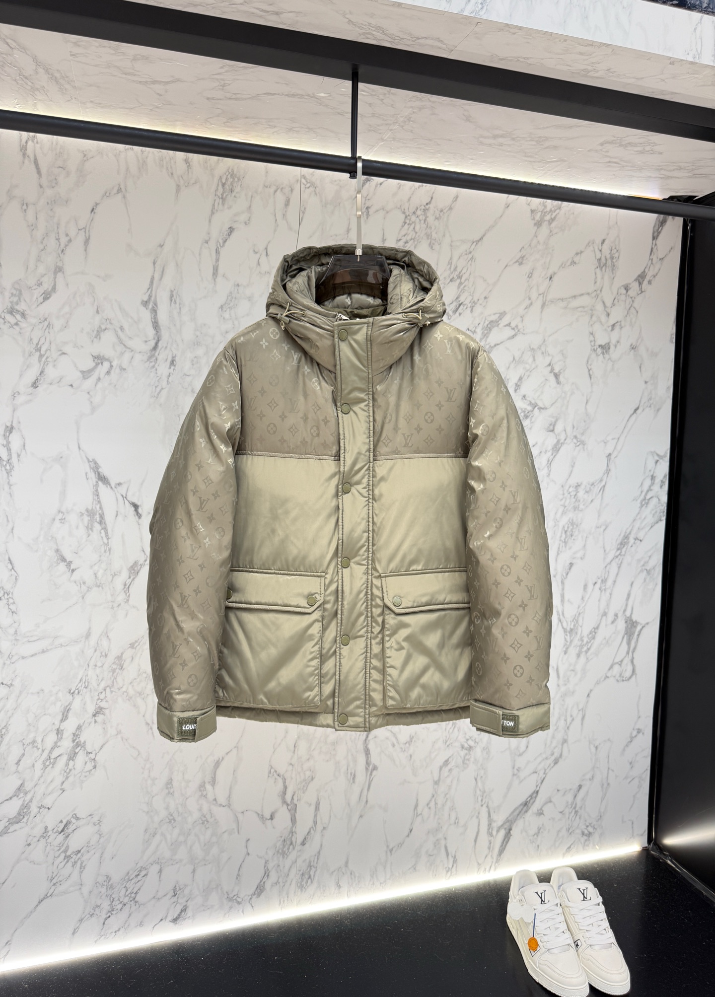NO:528228,New product LV autumn style 2025 latest fashion designer down jacket jacket. Details everywhere show the design changes of high-end structural tailoring to show the diverse image changes of men, slim and neat, tailoring, meet the popular multi-layered outfits and versatile styles of life!  G8648 digits 48-56,,,louis vuitton,jackets & coats,down jacket,alexander wang19860909新品 LV 秋款2025最新款时尚设计师款羽绒服外套.处处细节显工艺足够的高级结构性剪裁的设计改变来展现男士多样的形象变化,修身利落、剪裁合体,满足时下正流行的多层次穿搭,生活百搭款式！G8648 码数48-56,,,louis vuitton,jackets & coats,down jacket,alexander wang,Men's clothing