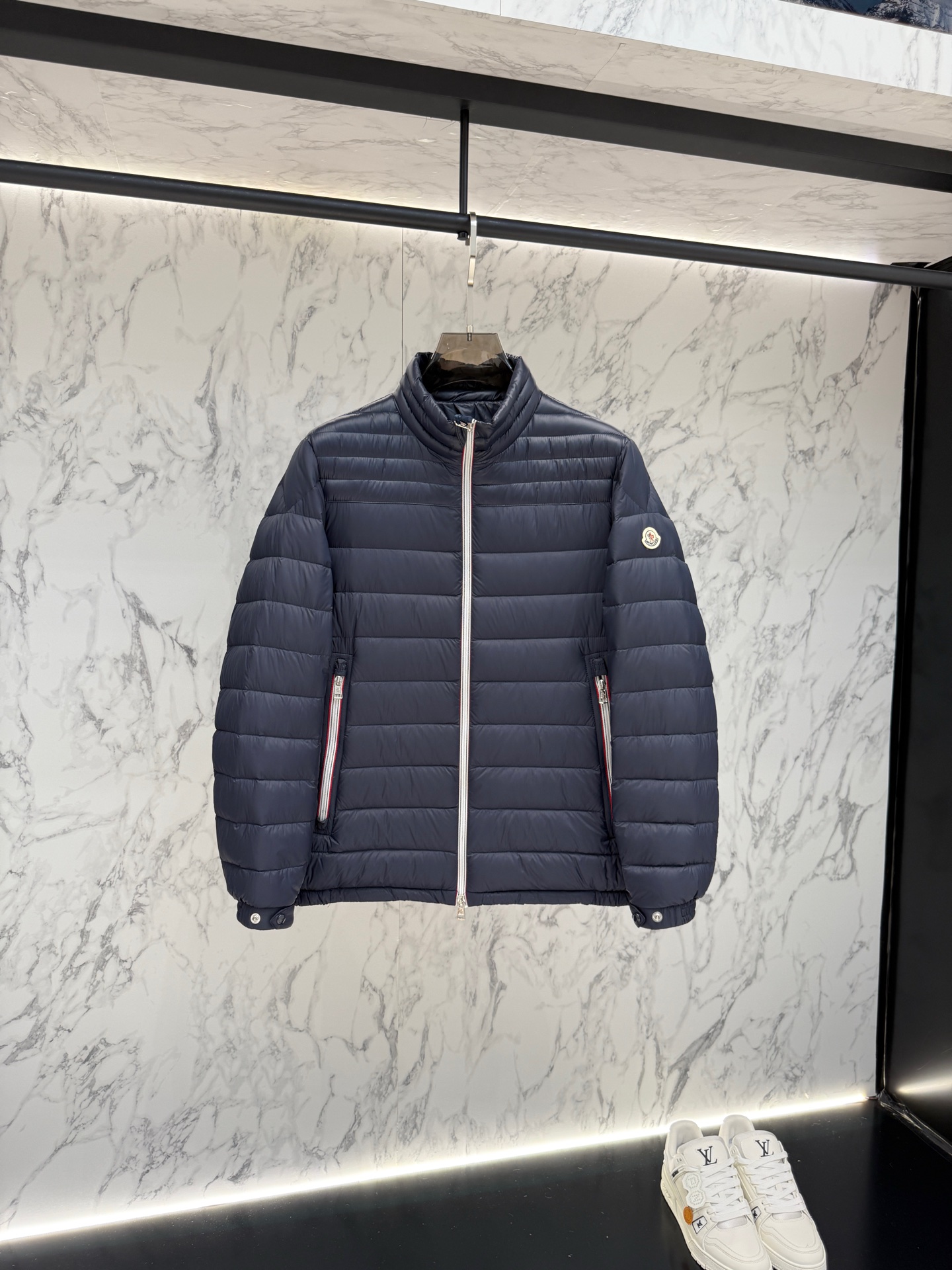 NO:528231,New product Moncler down jacket 2025 latest fashion designer down jacket. Details show the design changes of high-end structural tailoring to show the diverse image changes of men, slim and neat, tailoring, meet the popular multi-layered outfits nowadays, versatile styles of life R8009 12345,,jackets & coats,down jacket,alexander wang19860909新品 Moncler 羽绒服2025最新款时尚设计师款羽绒外套.处处细节显工艺足够的高级结构性剪裁的设计改变来展现男士多样的形象变化,修身利落、剪裁合体,满足时下正流行的多层次穿搭,生活百搭款式 R8009 码数12345,,jackets & coats,down jacket,alexander wang,Men's clothing