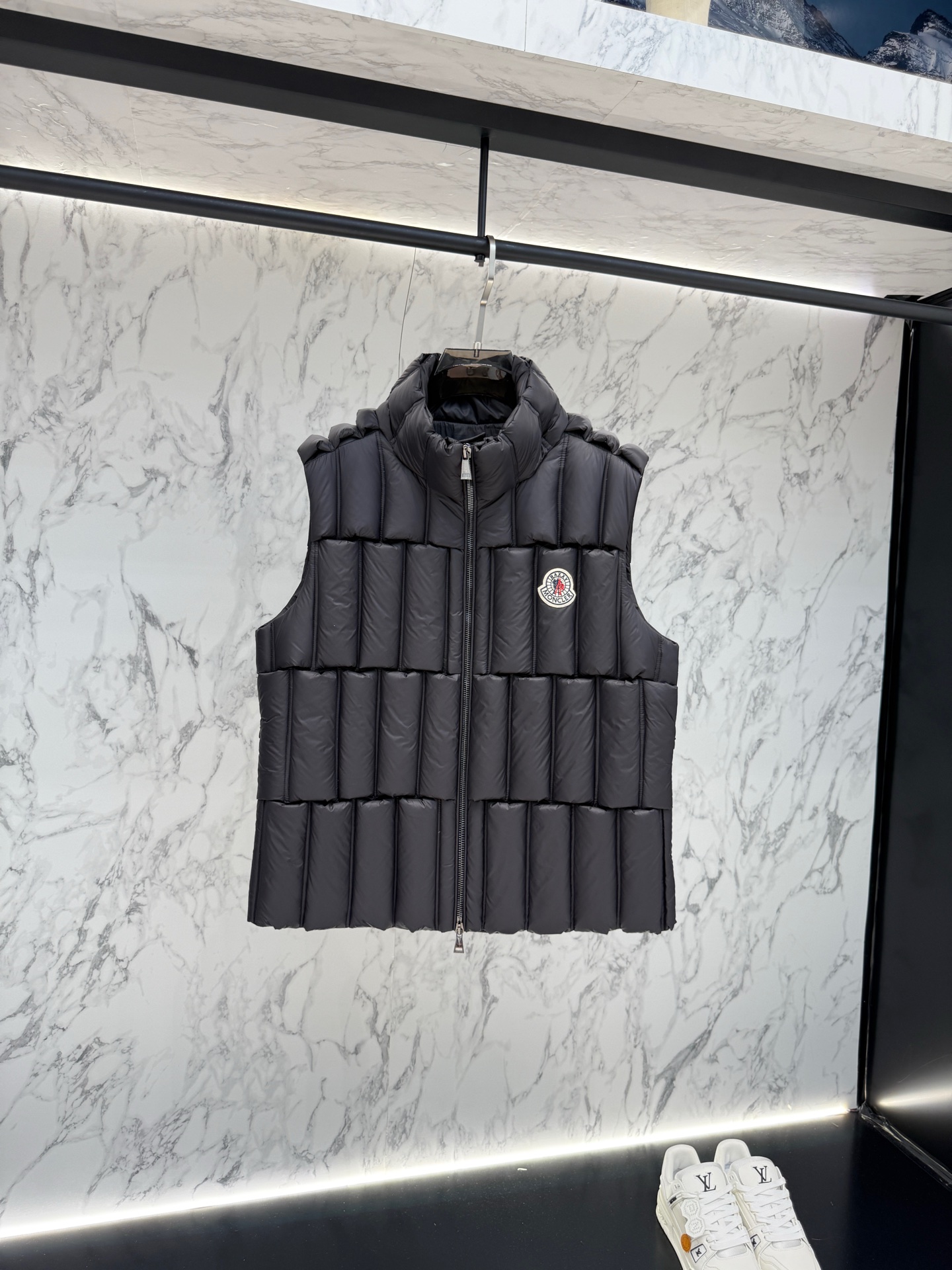 NO:527995,The main promotional model Moncler down jacket 2025 latest fashion designer down jacket. The details show the craftsmanship and the design changes of high-end structural tailoring are all over the place to show the diverse image changes of men, slim and neat, tailoring, and satisfy the popular multi-layered outfits nowadays, and the versatile style of life. Number of 12345,, jackets & coats, down jacket, alexander wang19860909放货价 主推款Moncler 羽绒服2025最新款时尚设计师款羽绒外套.处处细节显工艺足够的高级结构性剪裁的设计改变来展现男士多样的形象变化,修身利落、剪裁合体,满足时下正流行的多层次穿搭,生活百搭款式 码数12345,,jackets & coats,down jacket,alexander wang,Men's clothing