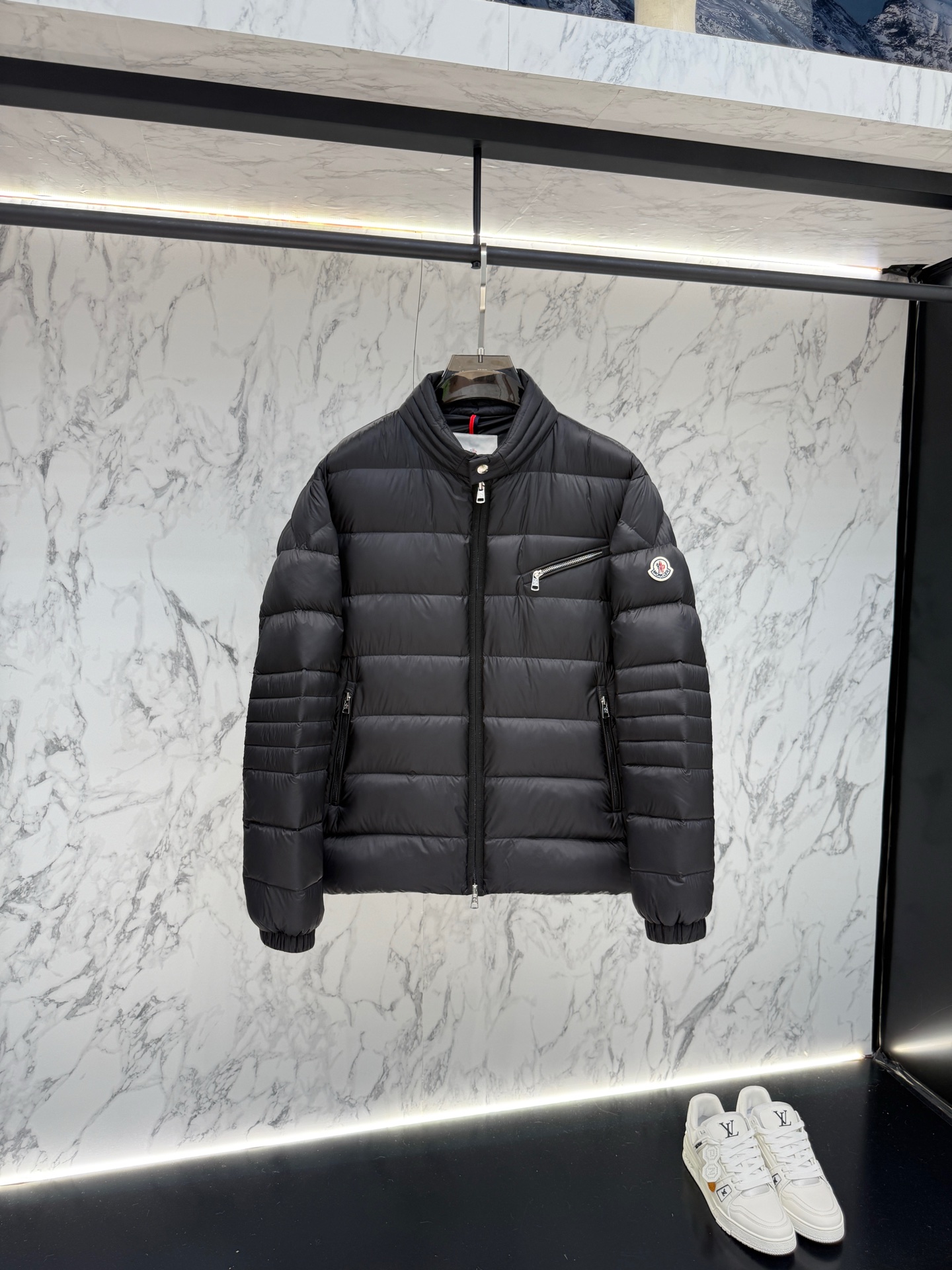NO:527989,The main product is Moncler's top-level down jacket 2025's latest fashion designer down jacket. The details show the craftsmanship and the design changes of high-end structural tailoring are sufficient to show the diverse image changes of men, slim and neat, tailoring, and satisfy the popular multi-layered outfits that are now popular, and the versatile style of life. T992 digits 12345,,jackets & coats,down jacket,alexander wang19860909放货价 主推款Moncler 顶级版本羽绒服2025最新款时尚设计师款羽绒外套.处处细节显工艺足够的高级结构性剪裁的设计改变来展现男士多样的形象变化,修身利落、剪裁合体,满足时下正流行的多层次穿搭,生活百搭款式 T992 码数12345,,jackets & coats,down jacket,alexander wang,Men's clothing