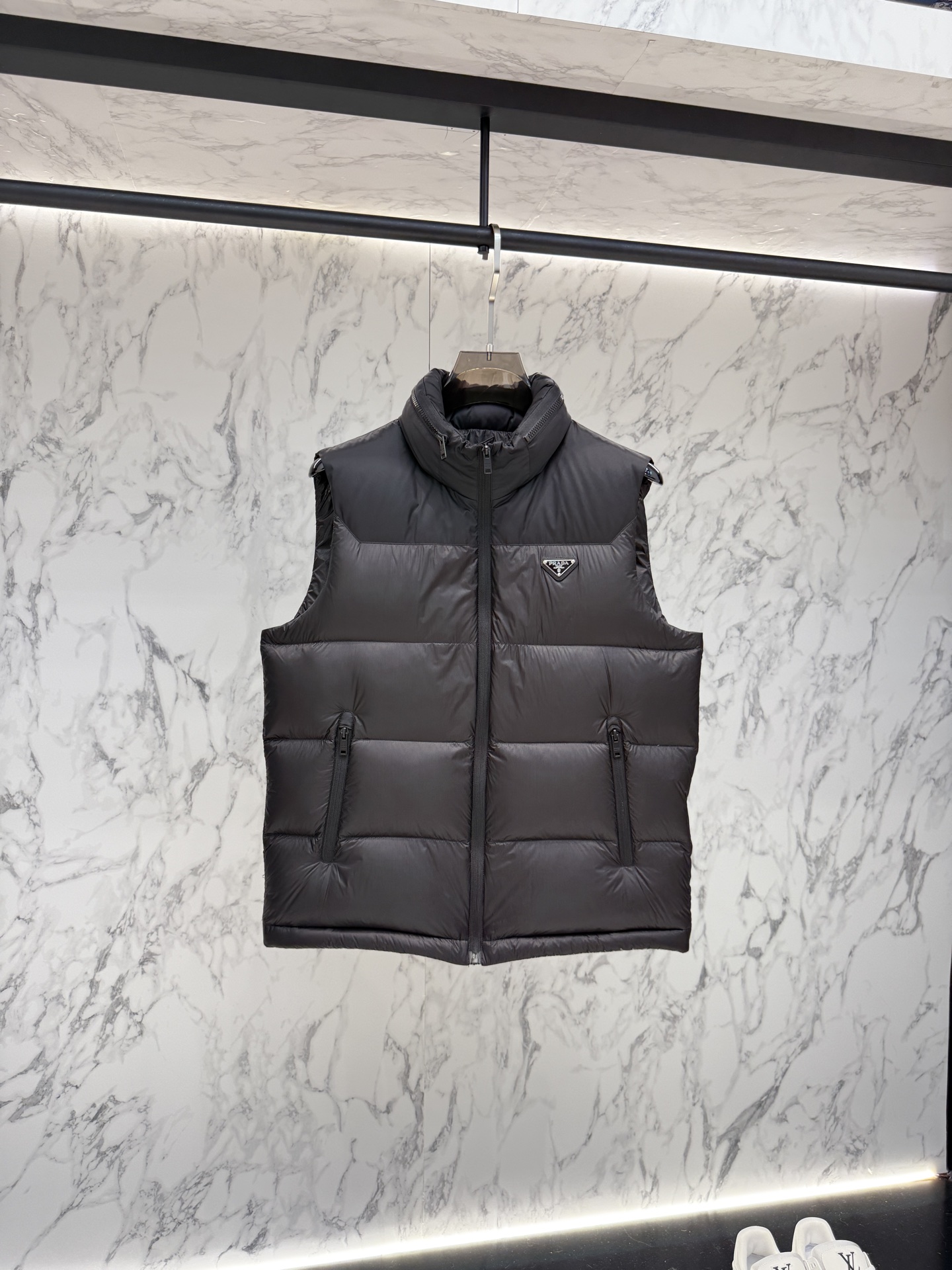 NO:527990,The main product is Prada's new jacquard nylon down jacket. It is made of re-nylon recycled nylon, with a modern design style and complementary silhouette. It uses the iconic enamel metal triangle logo that provides warmer protection and more highlights the brand's style. The jacquard craft is the same as men and women!  Size 4856, prada, prada, down jacket, alexander wang19860909放货价 主推款prada普拉达新款提花尼龙羽绒服金属小标羽绒服.采用re-nylon再生尼龙打造,现代设计风格,和廓形相得益彰,采用给予更温暖防护标志性的涂珐琅金属三角徽标更彰显品牌的格调.提花工艺男女同款哦！ 尺码4856,,prada,prada,down jacket,alexander wang,Men's clothing