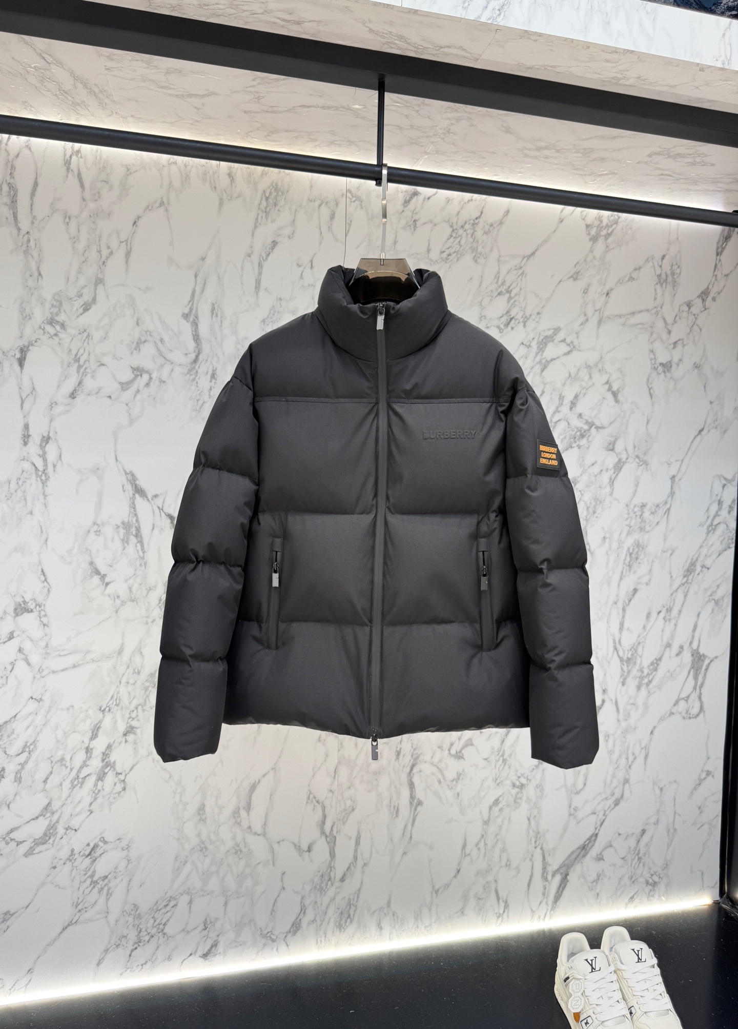 NO:527991,The main product is the top version of the counter synchronized bbr logo pattern cloth down jacket with hooded and protective hem; the brand logo is inlaid with flower design, inspired by the British culture of the 1990s.bbr latest hooded down jacket bbr ace new single, black and red!  The latest rubber stamp decorative down jacket jacket for men and women!  A trump card I was looking forward to in the second half of the year (the bur down jacket is really scarce this year), this year's Bbr has been successfully replaced. This down jacket is completely fresh blood, new accessories, new fabrics, new styles, and new styles!  Super warm European standard down filling, turtleneck hooded design. The inner lining is open and there is a windshield belt design similar to Mo's home!  Fashionable color matching is precisely because of these irreplaceable details and specifications, the first-time release in the industry, high-quality, high-end products, and your own recommendation!  !  Size m-3xl, Burberry, Jackets & coats, down jacket, hats, alexander wang19860909放货价 主推款顶级版本专柜同步 bbr徽标图案布羽绒服 搭配连帽与防护性衣摆；品牌徽标嵌花设计,灵感源自 1990 年代英伦文化.bb r最新款连帽羽绒服 bbr王牌新单,黑红两色！高档男女同款最新胶章装饰羽绒服外套！一个我期待了一个下半年的王牌（今年bur羽绒服真的少到流泪）,今年的bbr算是换血成功了,这款羽绒服完全是新鲜血液,新的辅料,新的面料,新的款式,新的版型！超保暖的欧标羽绒填充,高领连帽设计.内里敞开有类似mo家的挡风腰带设计！时尚的配色,正是因为这些无法替代的细节与规格,业内首发款,高品质,高档货,自留推荐！！ 尺码m-3xl,,burberry,jackets & coats,down jacket,hats,alexander wang,Men's clothing