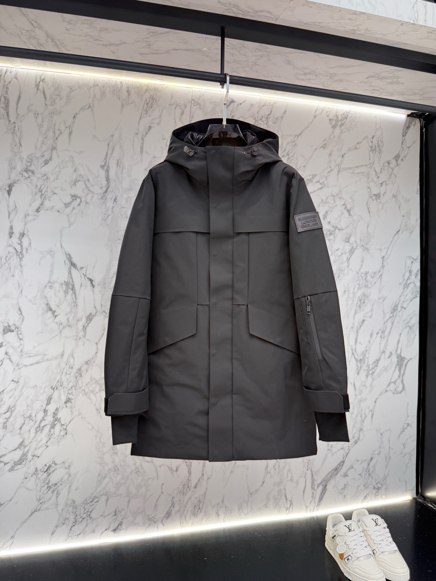 NO:607520,New products. The main top version is synchronized with the counter. bbr logo pattern cloth down jacket with hood and protective hem; brand logo intarsia design, inspired by British culture in the 1990s. bb r latest hooded down jacket bbr ace new single, black and red!  The latest high-end men's and women's down jackets decorated with rubber stamps!  A trump card that I am looking forward to in the second half of the year (there are so few bur down jackets this year that I shed tears). This year’s bbr is a success. This down jacket is completely fresh blood, new accessories, new fabrics, new styles, and new styles!  Super warm European standard down filling, high collar hooded design. The inside is open and has a windshield belt design similar to Mo's!  Stylish color matching, precisely because of these irreplaceable details and specifications, the first in the industry, high quality, high-end goods, recommended for personal use!  !  Size m-3xl,,burberry,jackets & coats,down jacket,hats,alexander wang19860909新品 主推款顶级版本专柜同步 bbr徽标图案布羽绒服 搭配连帽与防护性衣摆；品牌徽标嵌花设计,灵感源自 1990 年代英伦文化.bb r最新款连帽羽绒服 bbr王牌新单,黑红两色！高档男女同款最新胶章装饰羽绒服外套！一个我期待了一个下半年的王牌（今年bur羽绒服真的少到流泪）,今年的bbr算是换血成功了,这款羽绒服完全是新鲜血液,新的辅料,新的面料,新的款式,新的版型！超保暖的欧标羽绒填充,高领连帽设计.内里敞开有类似mo家的挡风腰带设计！时尚的配色,正是因为这些无法替代的细节与规格,业内首发款,高品质,高档货,自留推荐！！ 尺码m-3xl,,burberry,jackets & coats,down jacket,hats,alexander wang,Men's clothing