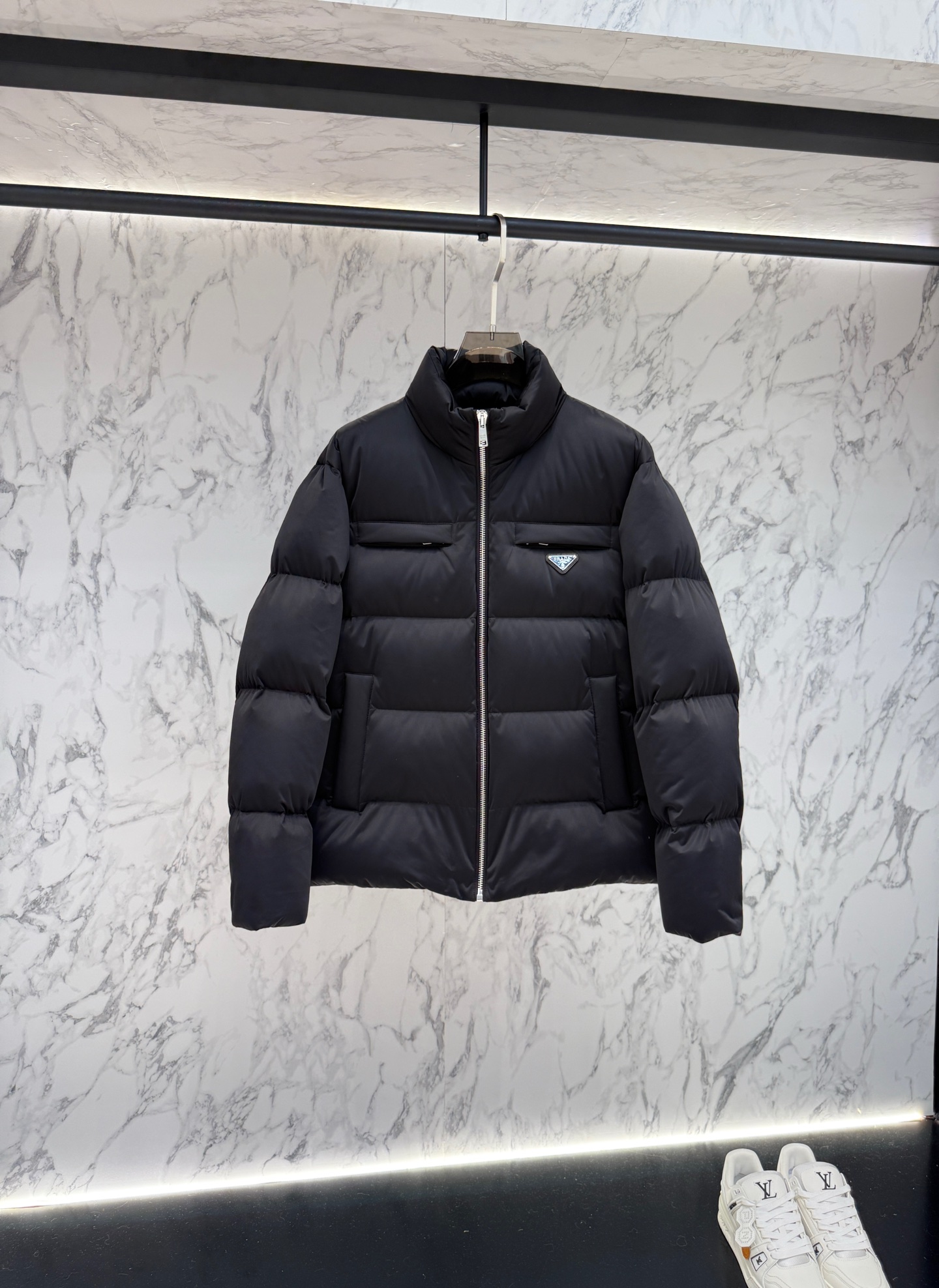 NO:527992,The main product is Prada's new jacquard nylon down jacket. It is made of re-nylon recycled nylon, with a modern design style and complementary silhouette. It uses the iconic enamel metal triangle logo that provides warmer protection and more highlights the brand's style. The jacquard craft is the same as men and women!  G8694 size 4856, prada, prada, down jacket, alexander wang19860909放货价 主推款prada普拉达新款提花尼龙羽绒服金属小标羽绒服.采用re-nylon再生尼龙打造,现代设计风格,和廓形相得益彰,采用给予更温暖防护标志性的涂珐琅金属三角徽标更彰显品牌的格调.提花工艺男女同款哦！G8694 尺码4856,,prada,prada,down jacket,alexander wang,Men's clothing