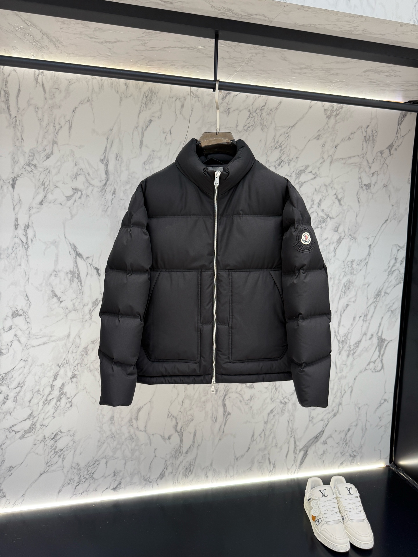 NO:527993,The main promotional model Moncler down jacket 2025 latest fashion designer down jacket. The details show the craftsmanship and the design changes of high-end structural tailoring are all over the place to show the diverse image changes of men, slim and neat, tailoring, and satisfy the popular multi-layered outfits nowadays, and the versatile style of life. Number of 12345,, jackets & coats, down jacket, alexander wang19860909放货价 主推款Moncler 羽绒服2025最新款时尚设计师款羽绒外套.处处细节显工艺足够的高级结构性剪裁的设计改变来展现男士多样的形象变化,修身利落、剪裁合体,满足时下正流行的多层次穿搭,生活百搭款式 码数12345,,jackets & coats,down jacket,alexander wang,Men's clothing
