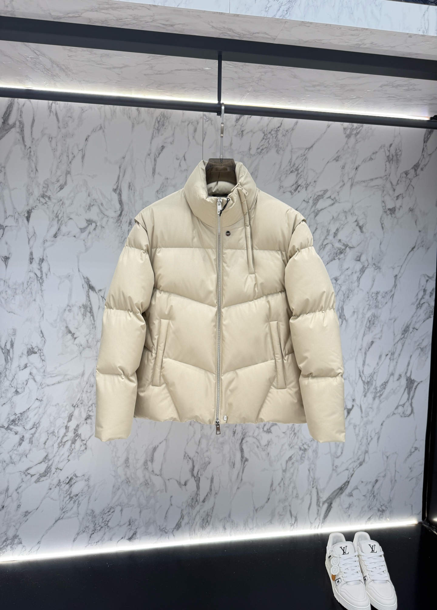 NO:527994,The main product is FENDI 2025 latest fashion designer jacket. The details show the craftsmanship and the design changes of high-end structural tailoring are sufficient to show the diverse image changes of men, slim and neat, and tailoring, satisfying the popular multi-layered outfits and versatile life styles!  Count 48-56, fendi, jackets & coats, jackets & coats, alexander wang19860909放货价 主推款FENDI款2025最新款时尚设计师款夹克外套.处处细节显工艺足够的高级结构性剪裁的设计改变来展现男士多样的形象变化,修身利落、剪裁合体,满足时下正流行的多层次穿搭,生活百搭款式！ 码数48-56,,fendi,jackets & coats,jackets & coats,alexander wang,Men's clothing