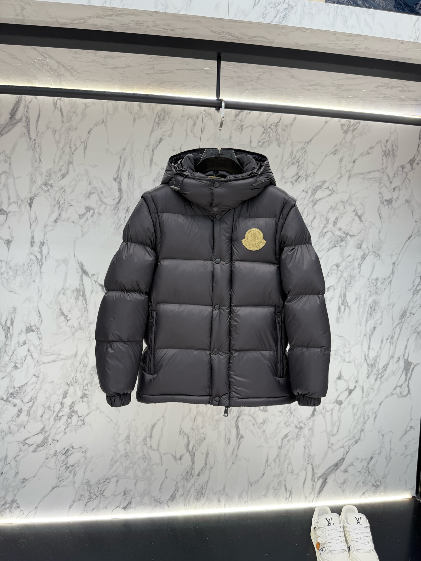 NO:527979,The latest fashion designer down jacket for 2025. The details show the craftsmanship and design changes in high-end structural tailoring are everywhere to show the diverse image changes of men, slim and neat, tailoring, and meet the popular multi-layered outfits nowadays, and the versatile style of life. Number 12345,, jackets & coats, down jacket, alexander wang19860909放货价 Moncler 羽绒服2025最新款时尚设计师款羽绒外套.处处细节显工艺足够的高级结构性剪裁的设计改变来展现男士多样的形象变化,修身利落、剪裁合体,满足时下正流行的多层次穿搭,生活百搭款式 码数12345,,jackets & coats,down jacket,alexander wang,Men's clothing