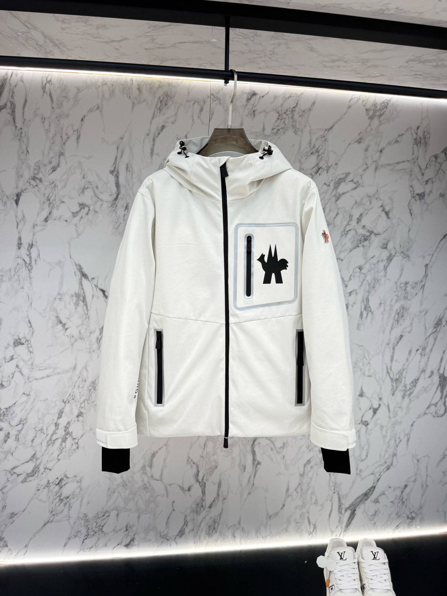 NO:607526,New product, the main recommended Moncler down jacket, the latest fashion designer down jacket in 2025. Every detail shows craftsmanship, and the design changes are enough advanced structural tailoring to show men's diverse image changes. They are slim and neat, and tailored to meet the popular multi-layered outfits. Versatile style for life. Code number: 12345,, jackets & coats, down jacket, alexander wang19860909新品 主推款Moncler 羽绒服2025最新款时尚设计师款羽绒外套.处处细节显工艺足够的高级结构性剪裁的设计改变来展现男士多样的形象变化,修身利落、剪裁合体,满足时下正流行的多层次穿搭,生活百搭款式 码数12345,,jackets & coats,down jacket,alexander wang,Men's clothing